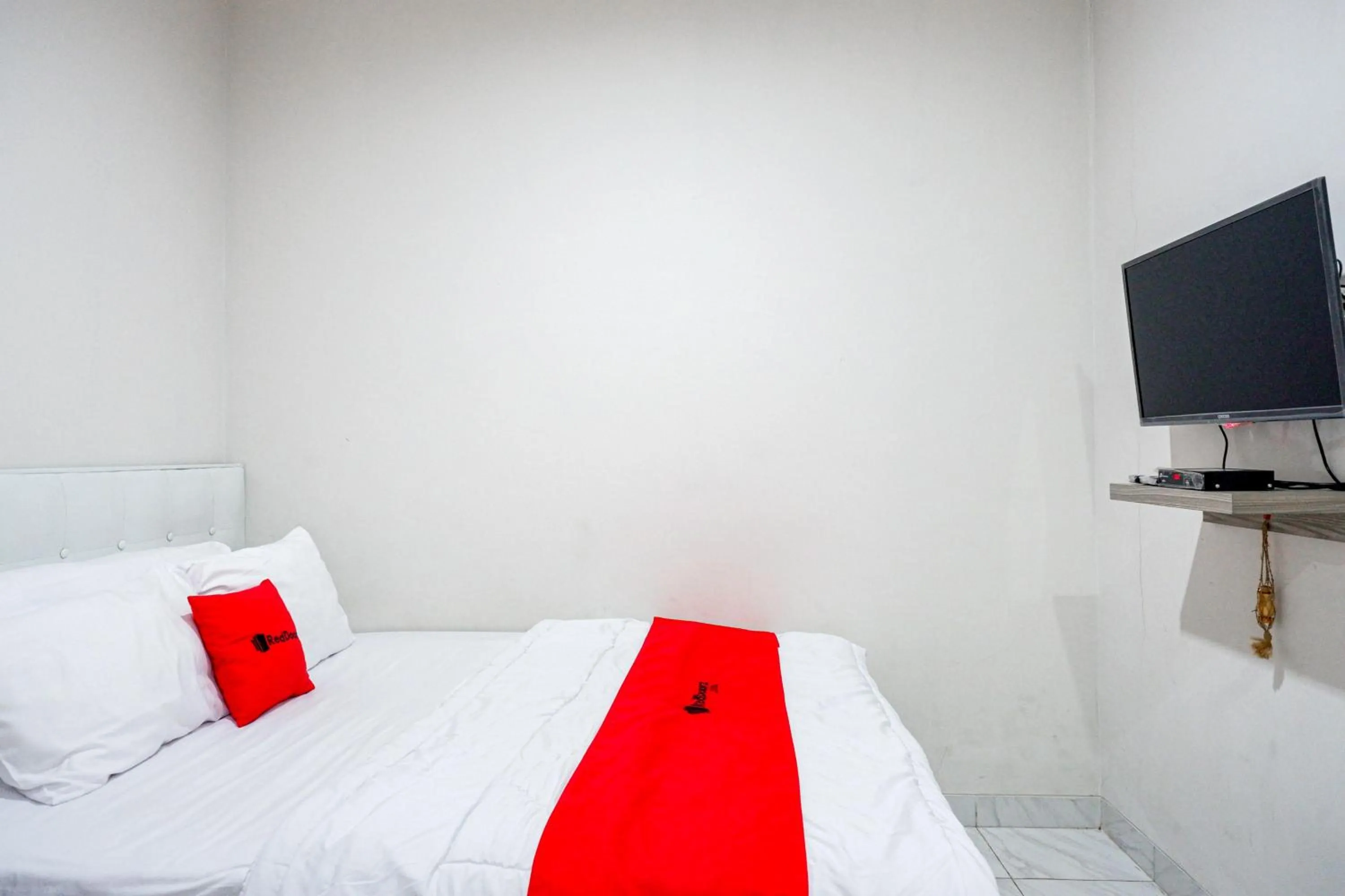 Bedroom, Bed in RedDoorz Syariah near UNSOED
