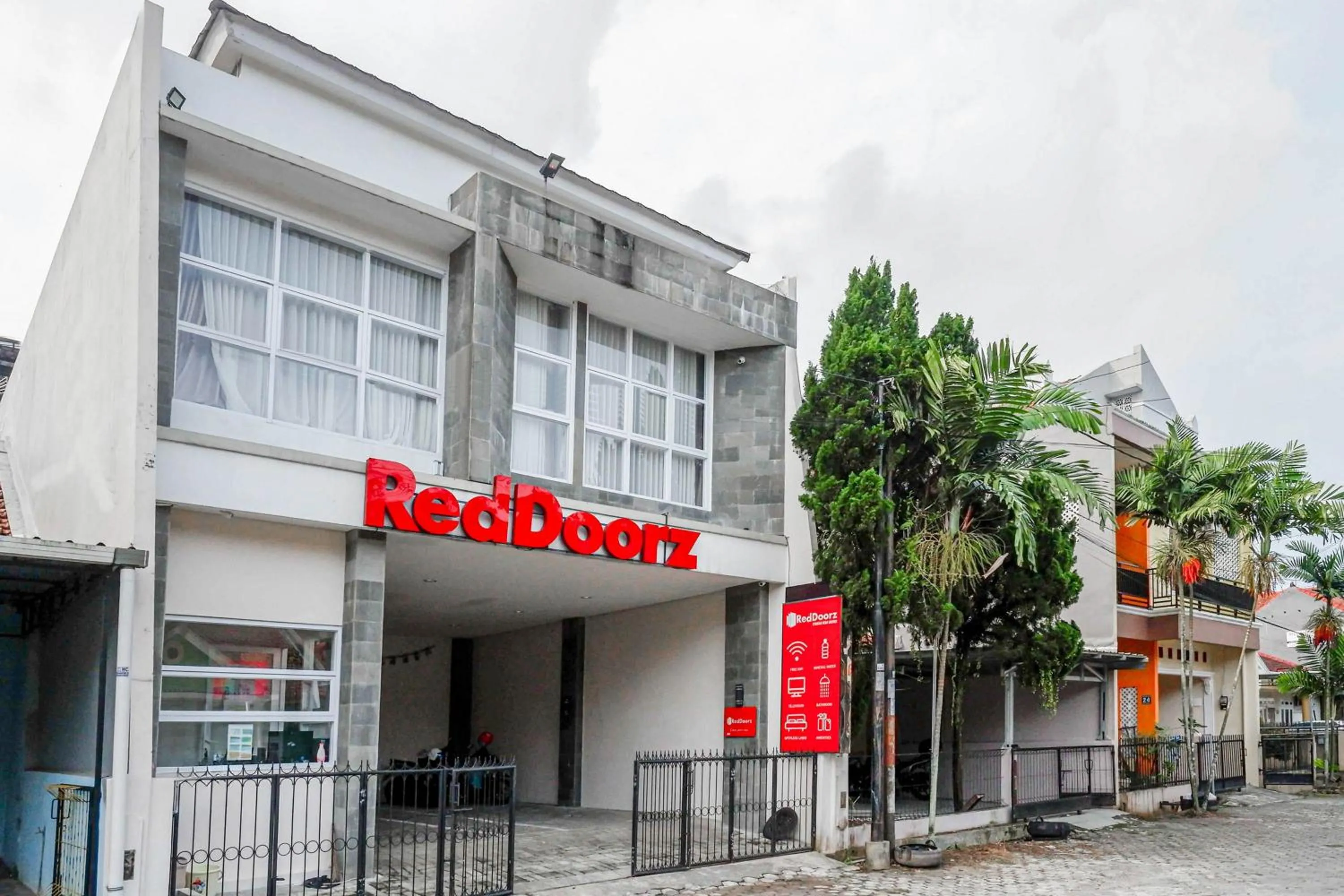 Facade/entrance in RedDoorz Syariah near UNSOED
