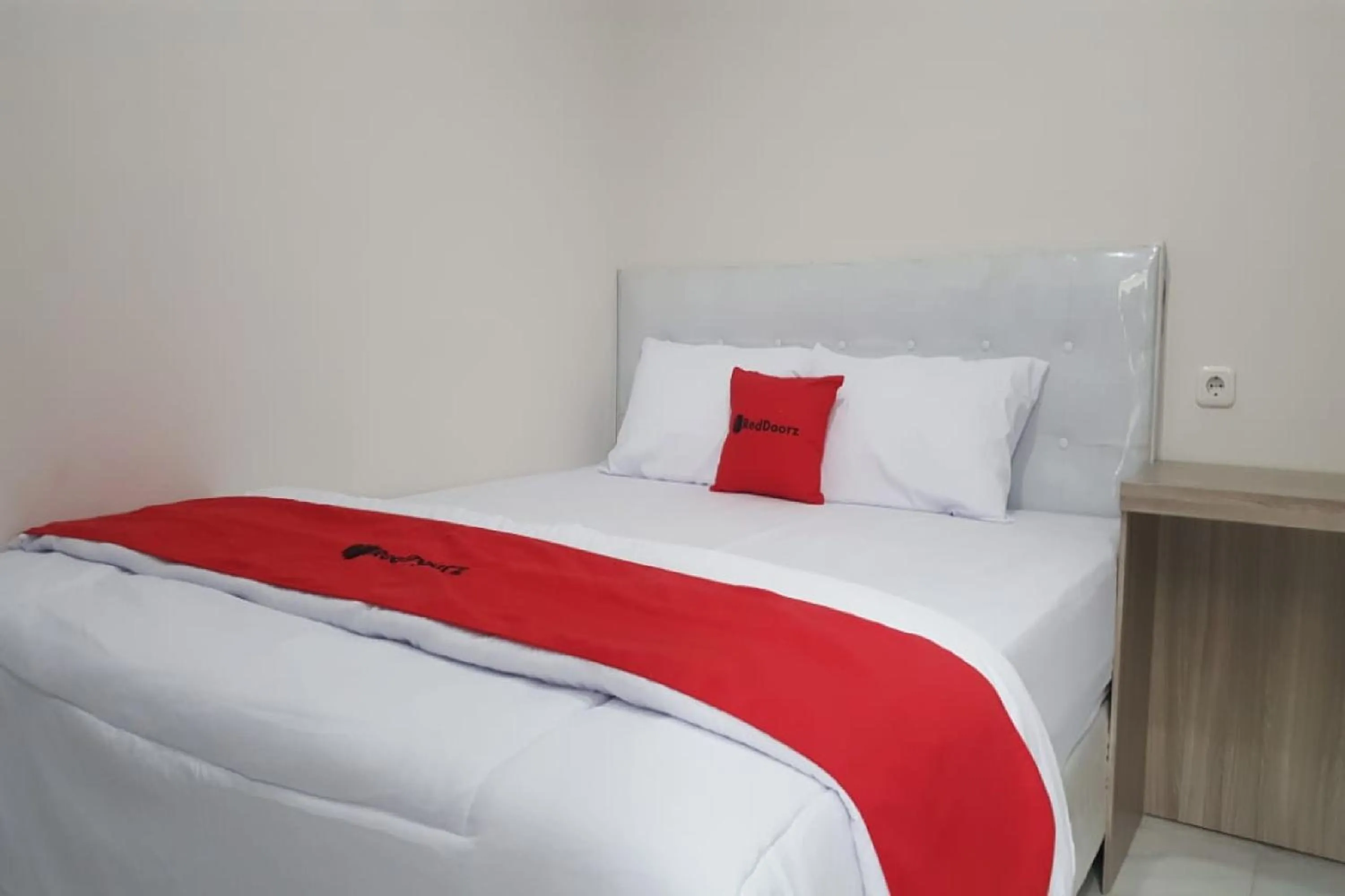 Bedroom, Bed in RedDoorz Syariah near UNSOED