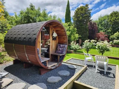 The Fern & Thistle Luxury Accommodation- Drinks, Hotpool, Sauna