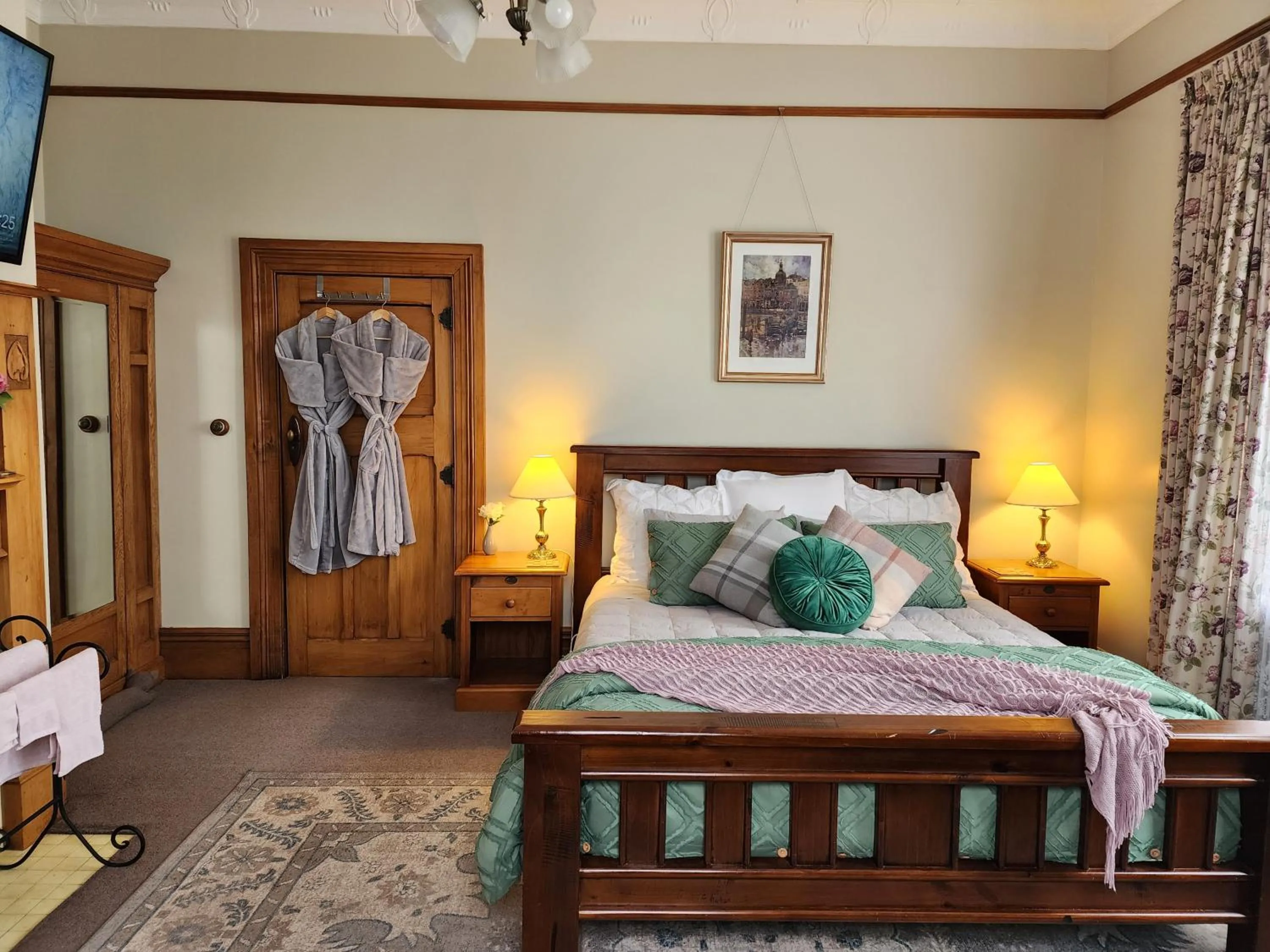 Bed in The Fern & Thistle Luxury Accommodation- Drinks, Hotpool, Sauna