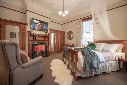 The Fern & Thistle Luxury Accommodation- Drinks, Hotpool, Sauna