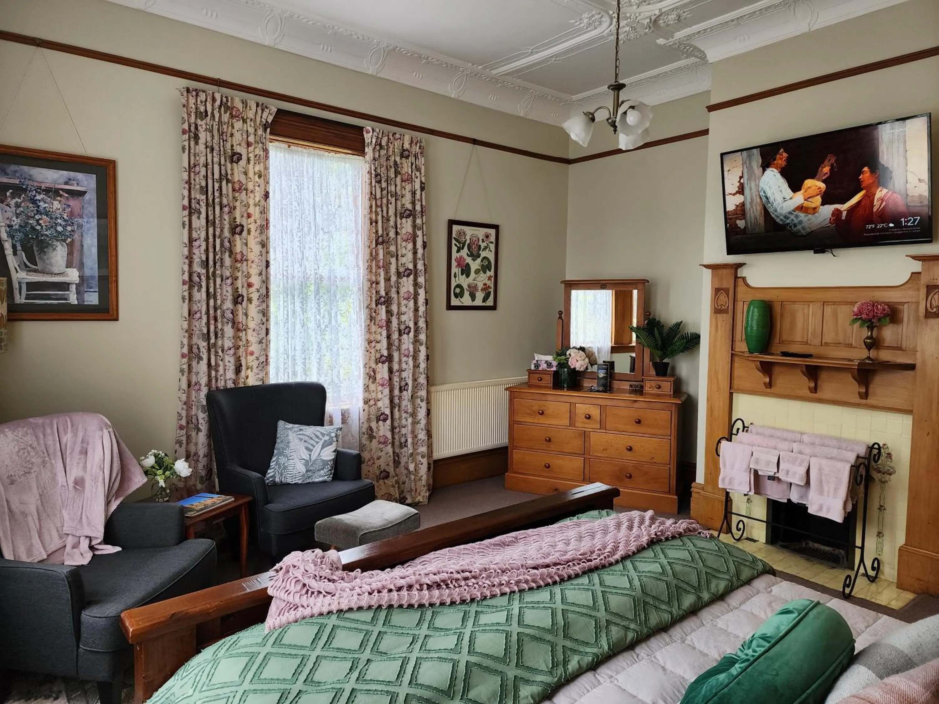 Bed in The Fern & Thistle Luxury Accommodation- Drinks, Hotpool, Sauna