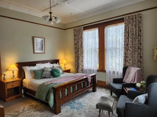 The Fern & Thistle Luxury Accommodation- Drinks, Hotpool, Sauna