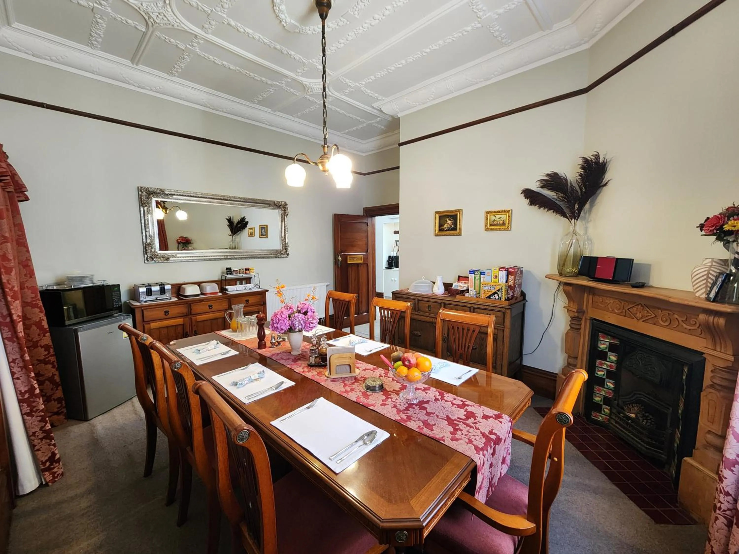 Food and drinks in The Fern & Thistle Luxury Accommodation- Drinks, Hotpool, Sauna