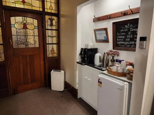 The Fern & Thistle Luxury Accommodation- Drinks, Hotpool, Sauna