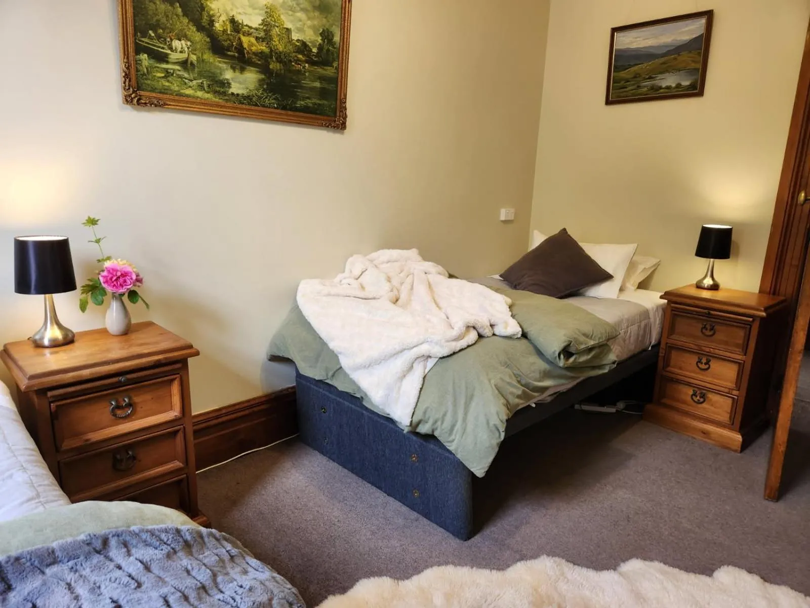Bed in The Fern & Thistle Luxury Accommodation- Drinks, Hotpool, Sauna