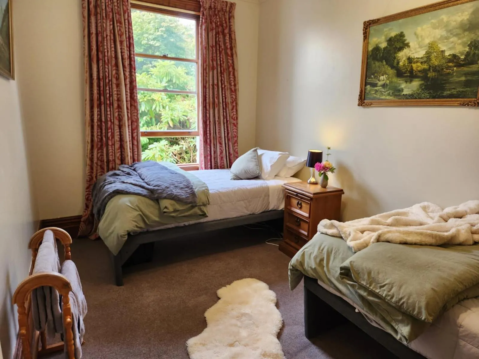 Bed in The Fern & Thistle Luxury Accommodation- Drinks, Hotpool, Sauna