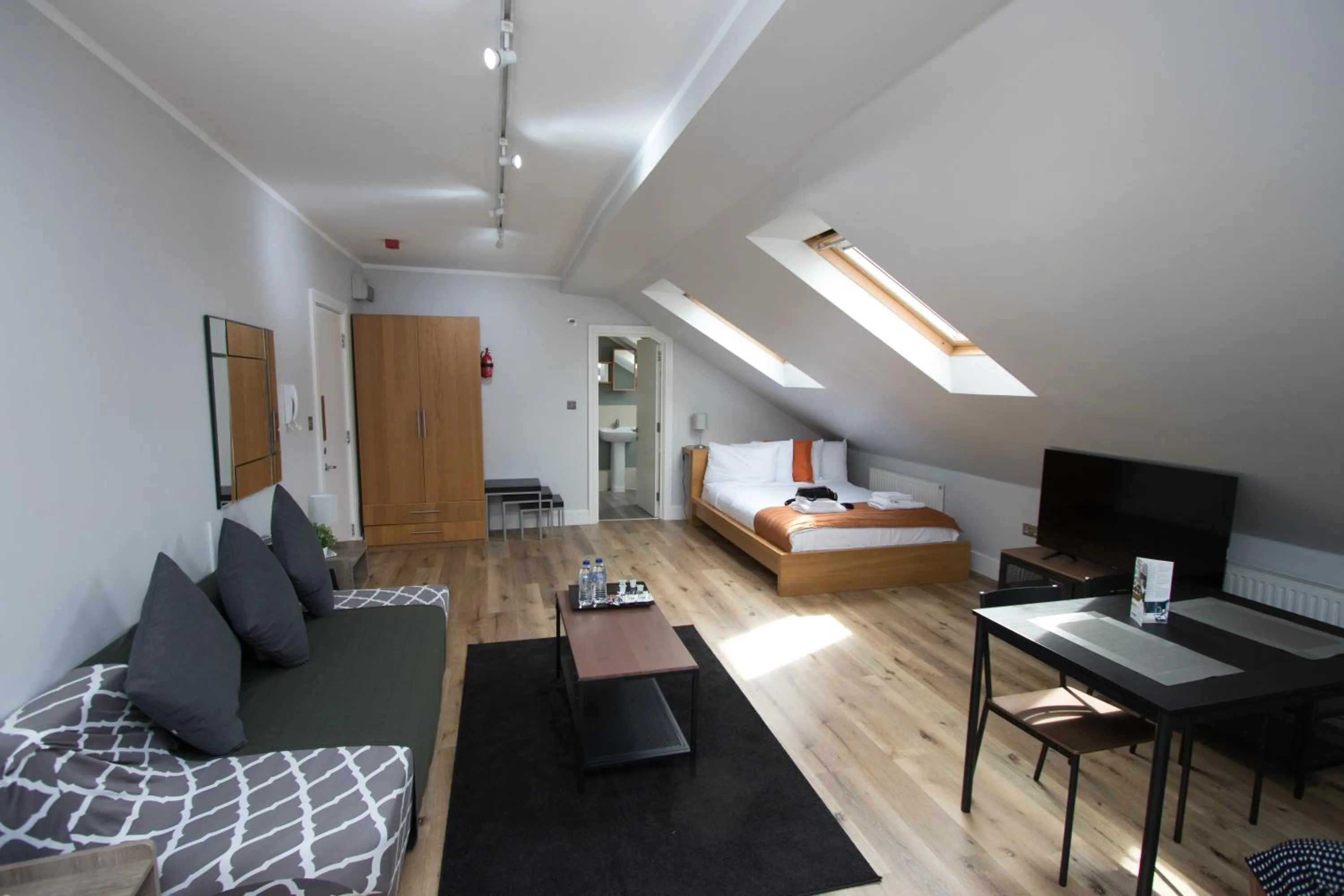Photo of the whole room, Bed in Westciti Croydon Serviced Apartments