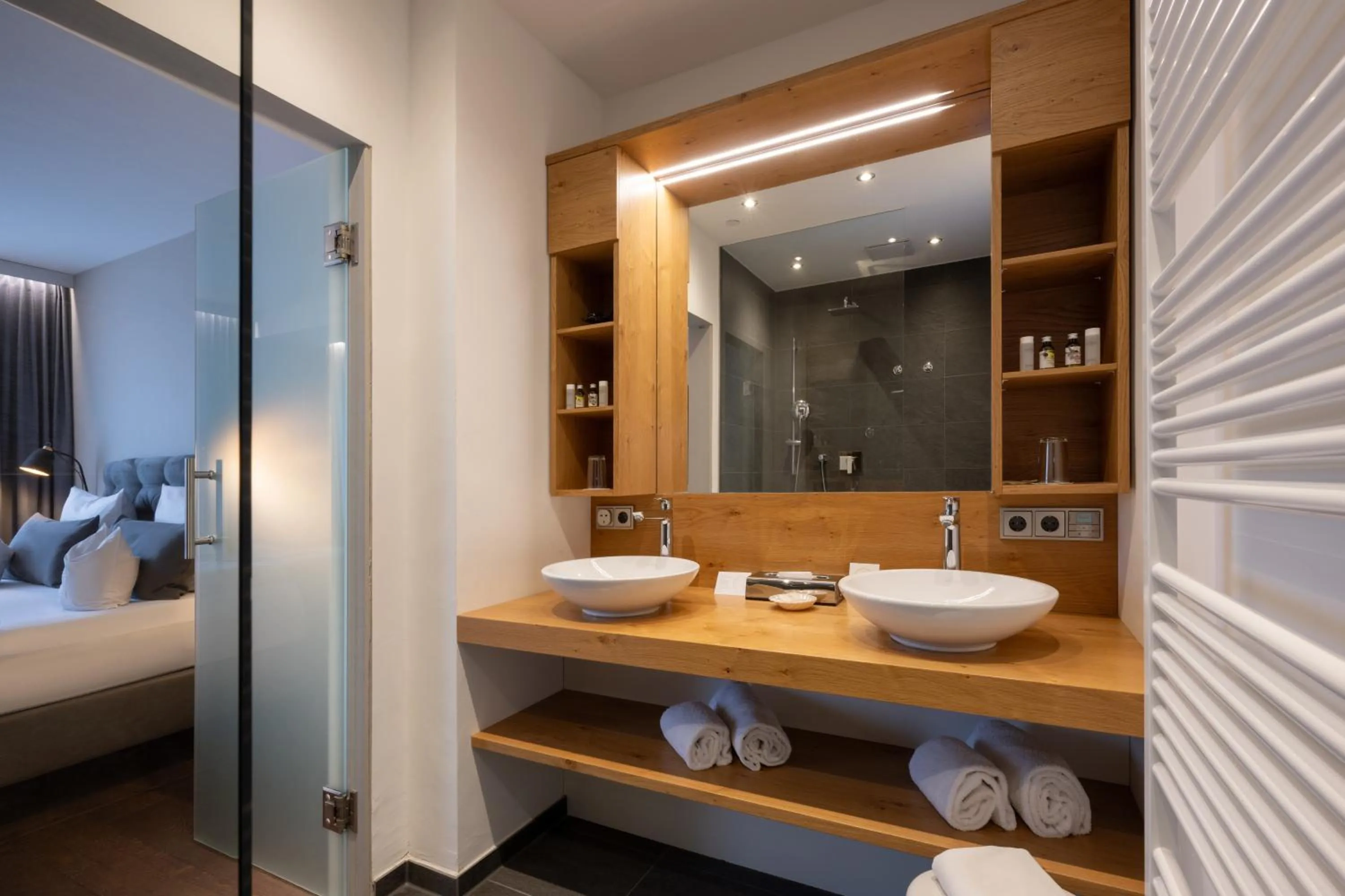 Shower, Bed in Hotel Goldene Sonne