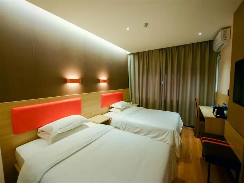 Bed in 7Days Premium Dalian Xinghai Square Xi'an Road Subway Station Branch