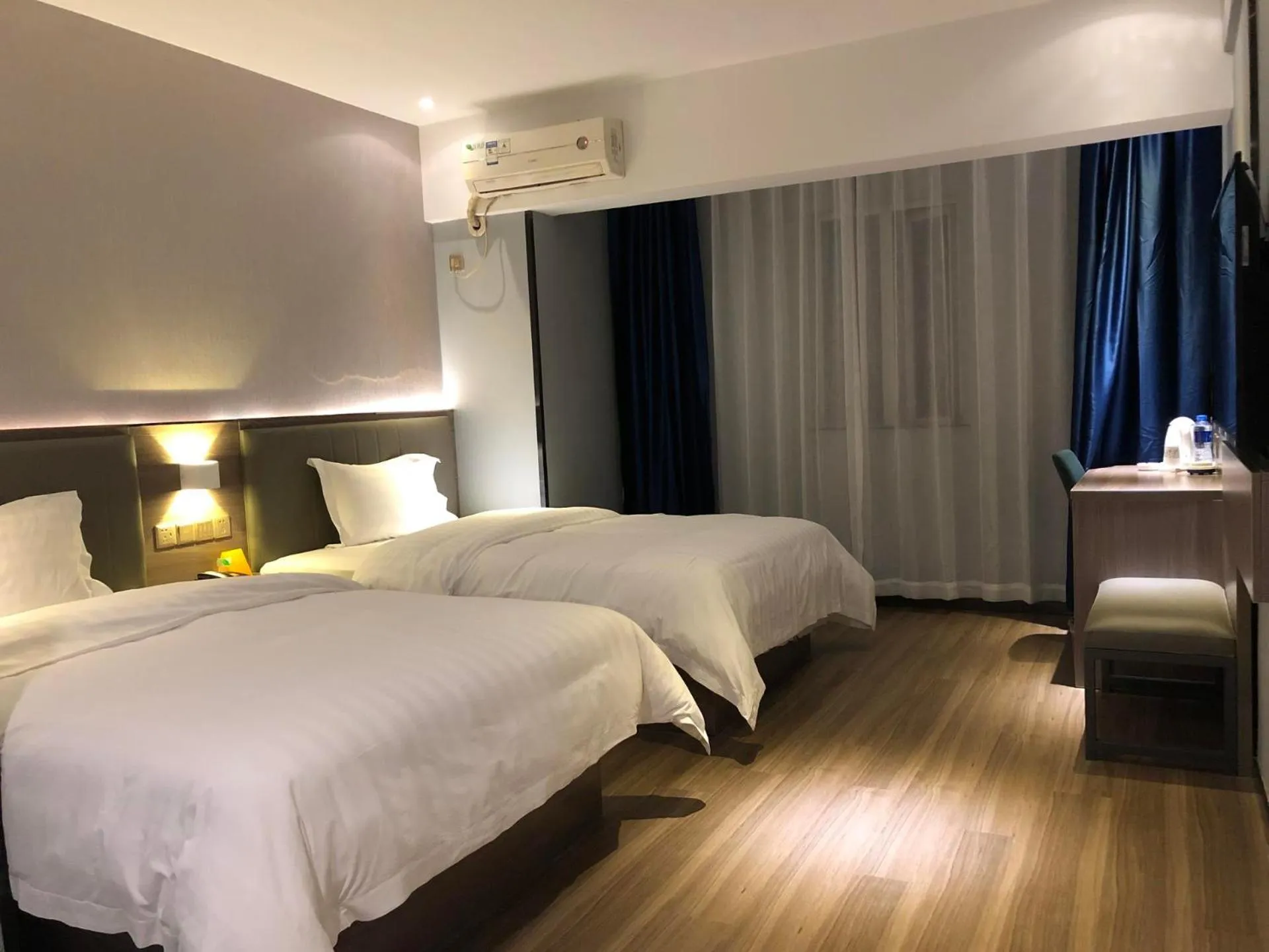 Bed in 7Days Premium Zhongshan Tanzhou Town Market Central Branch