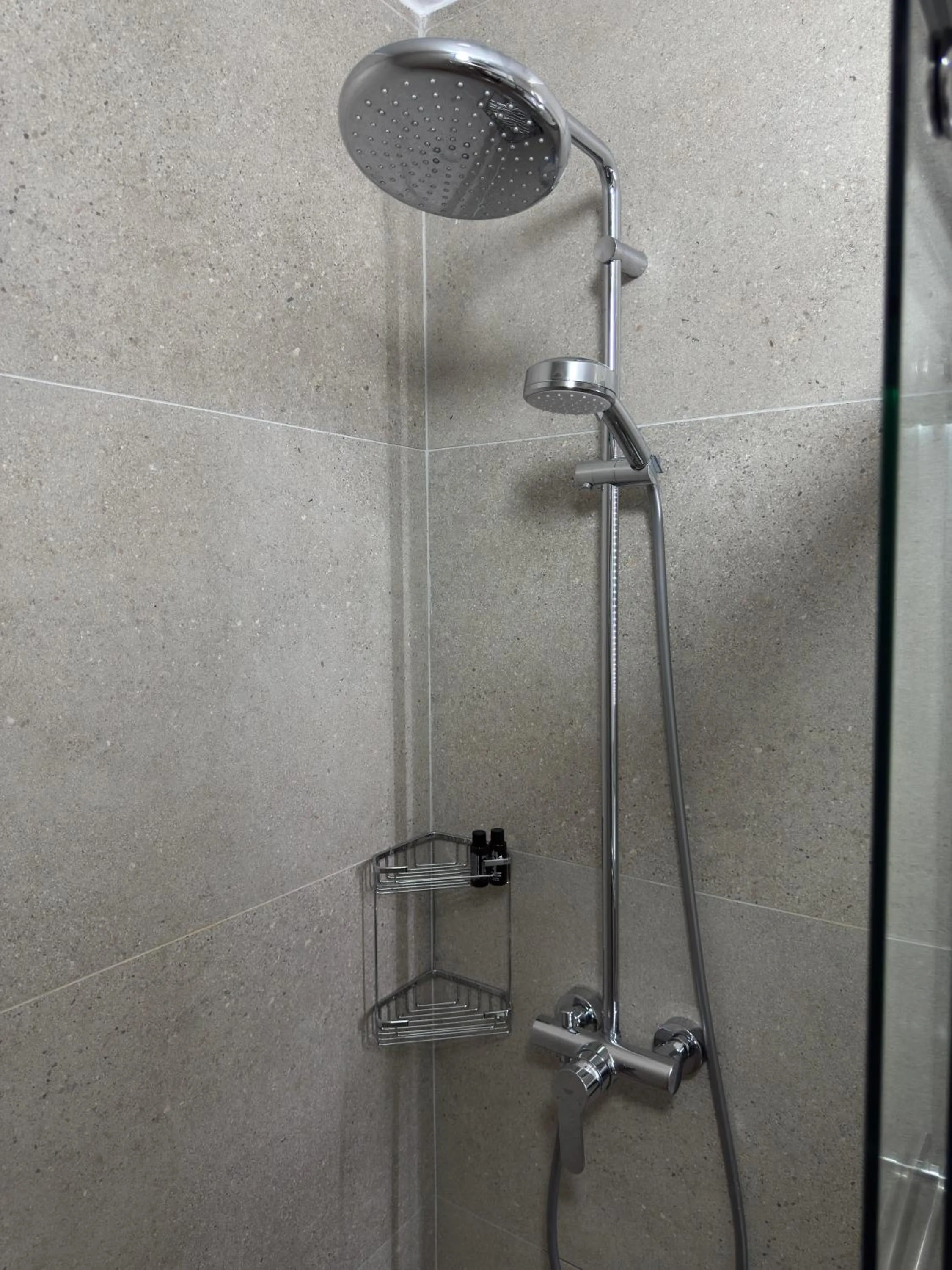 Shower in HOTEL ANSEL