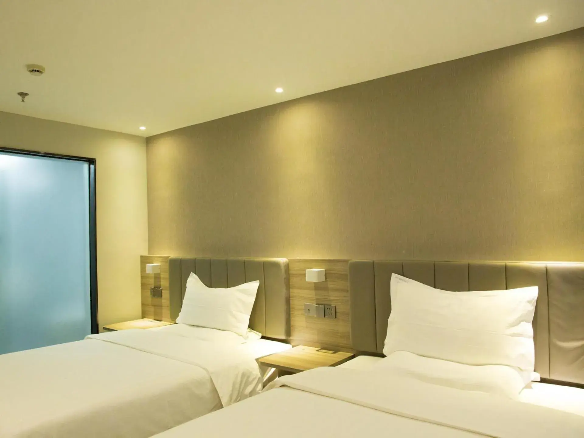 Bed in 7Days Premium Xingyi Pingdong Avenue Branch Bed in 7Days Premium Xingyi Pingdong Avenue Branch