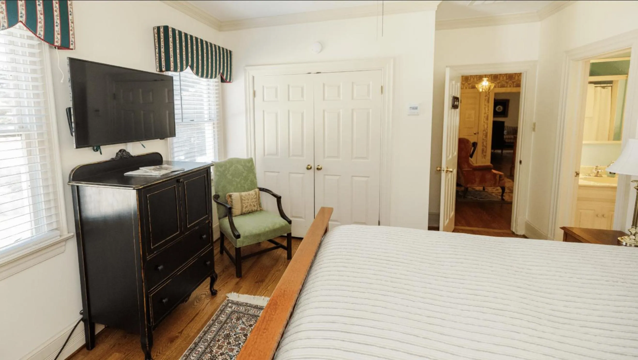 Bedroom, Bed in Virginia Cliffe Inn