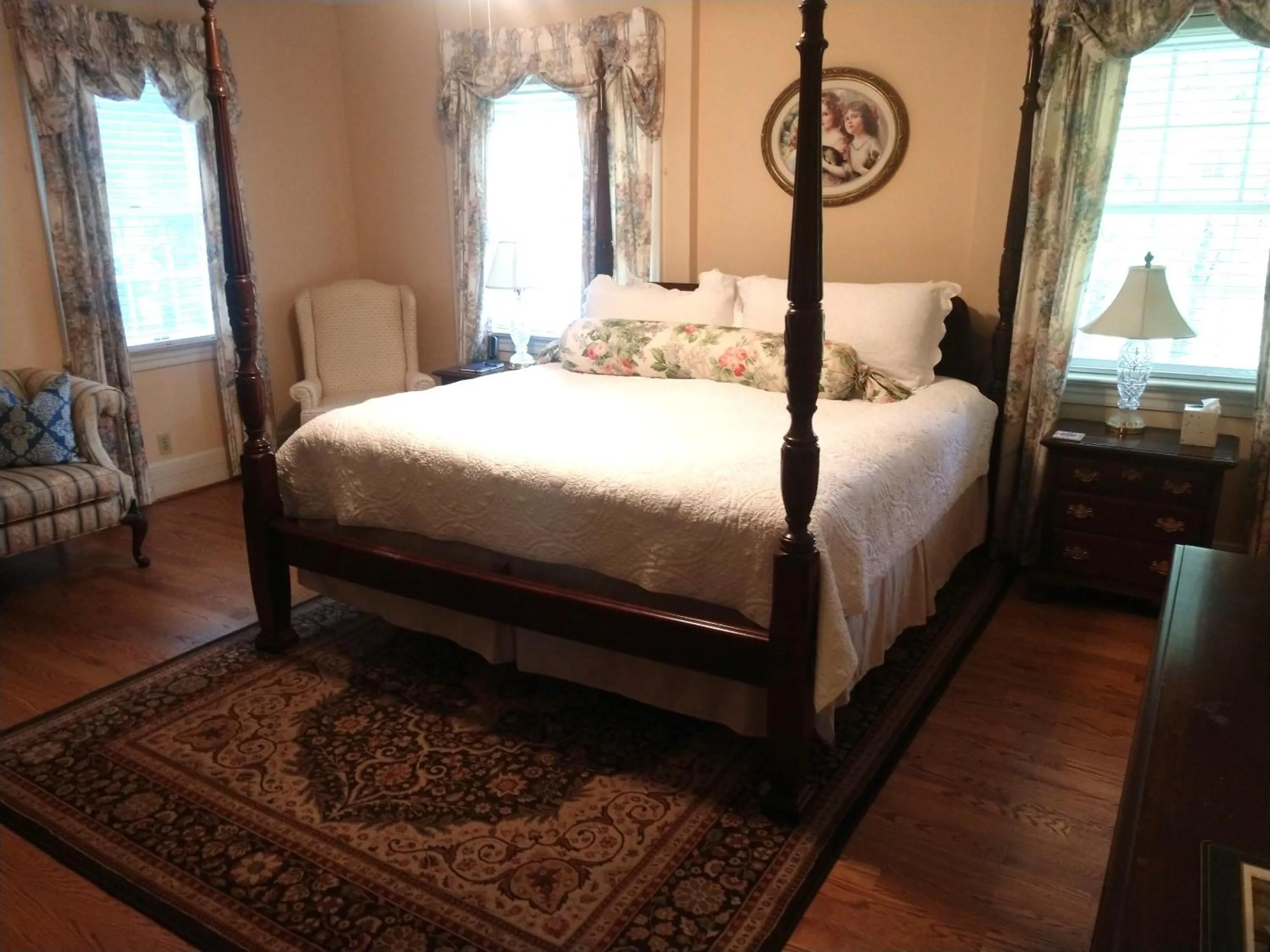 Living room, Bed in Virginia Cliffe Inn