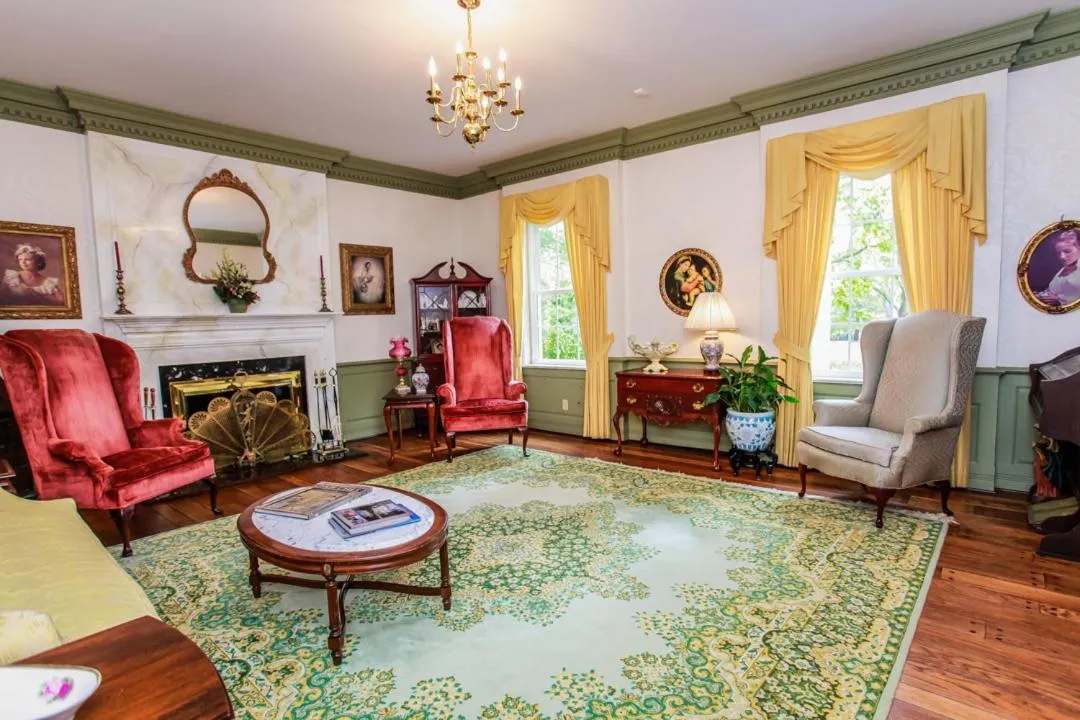 Living room in Virginia Cliffe Inn