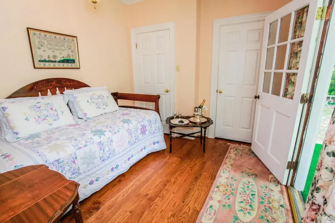 King Suite in Virginia Cliffe Inn King Suite in Virginia Cliffe Inn