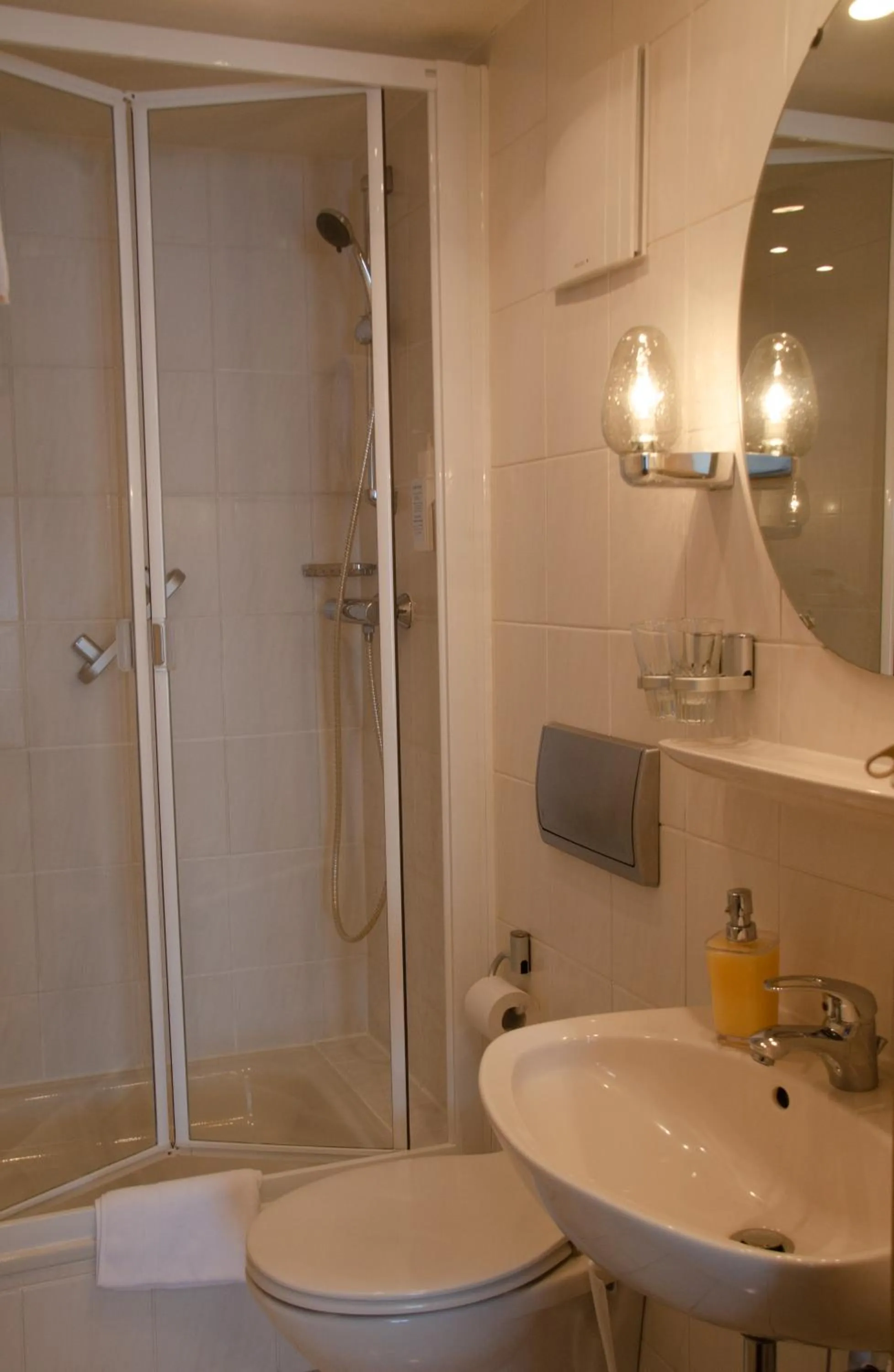 Shower in Hotel Morjan