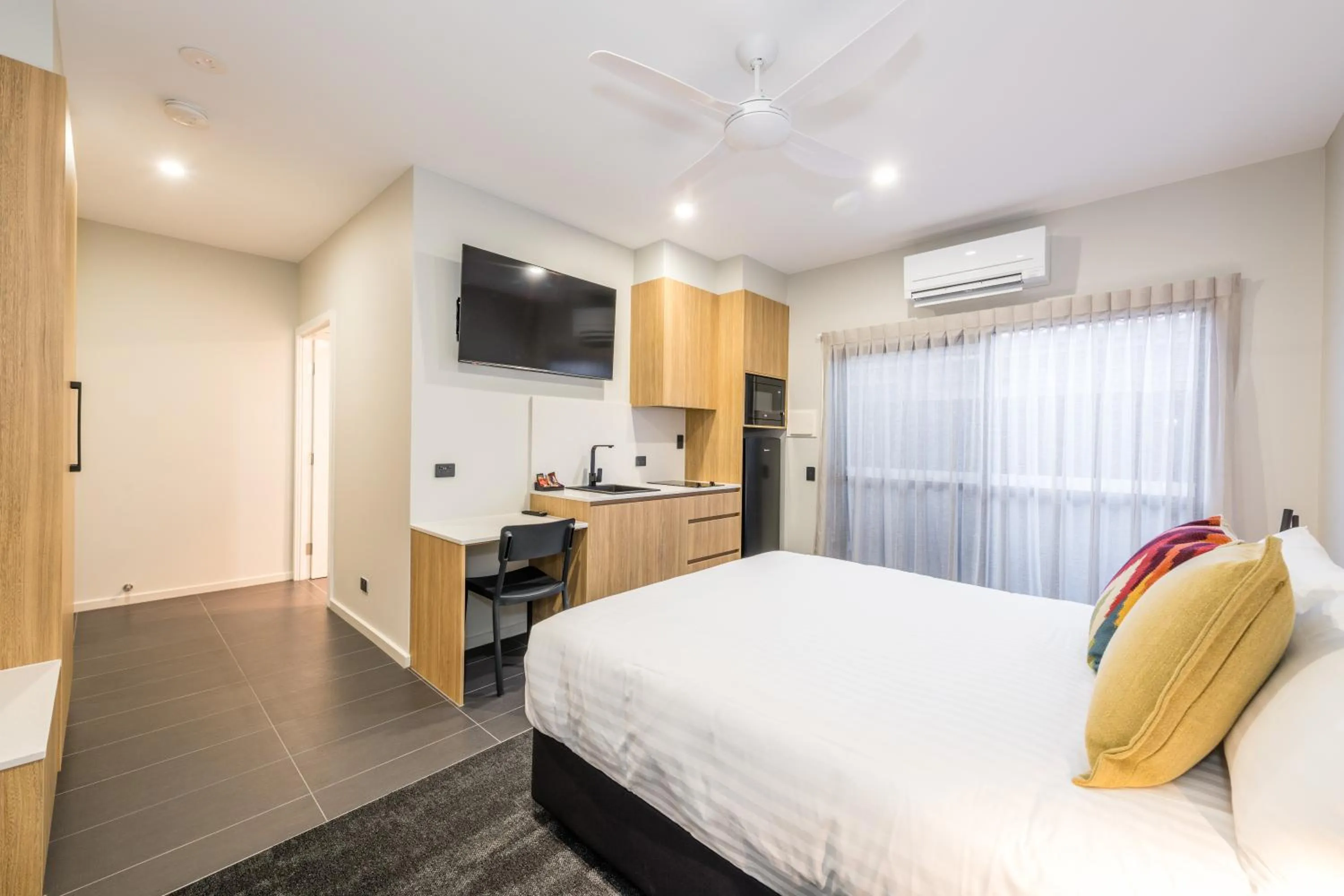 Bed in AVENUE MOTEL APARTMENTS