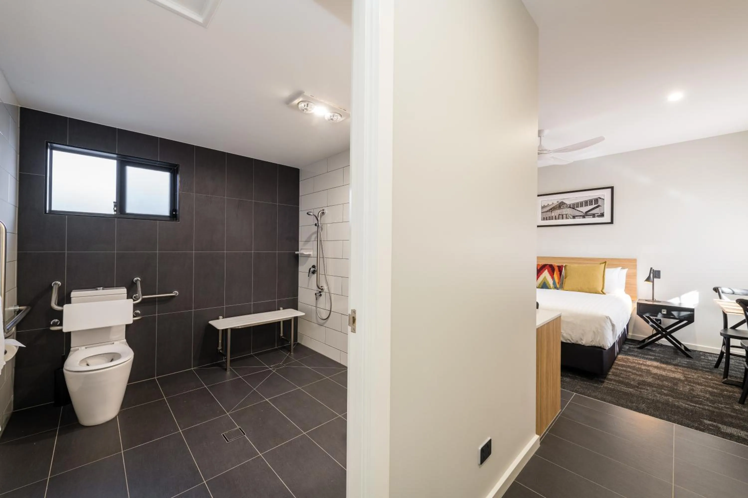 Bed in AVENUE MOTEL APARTMENTS