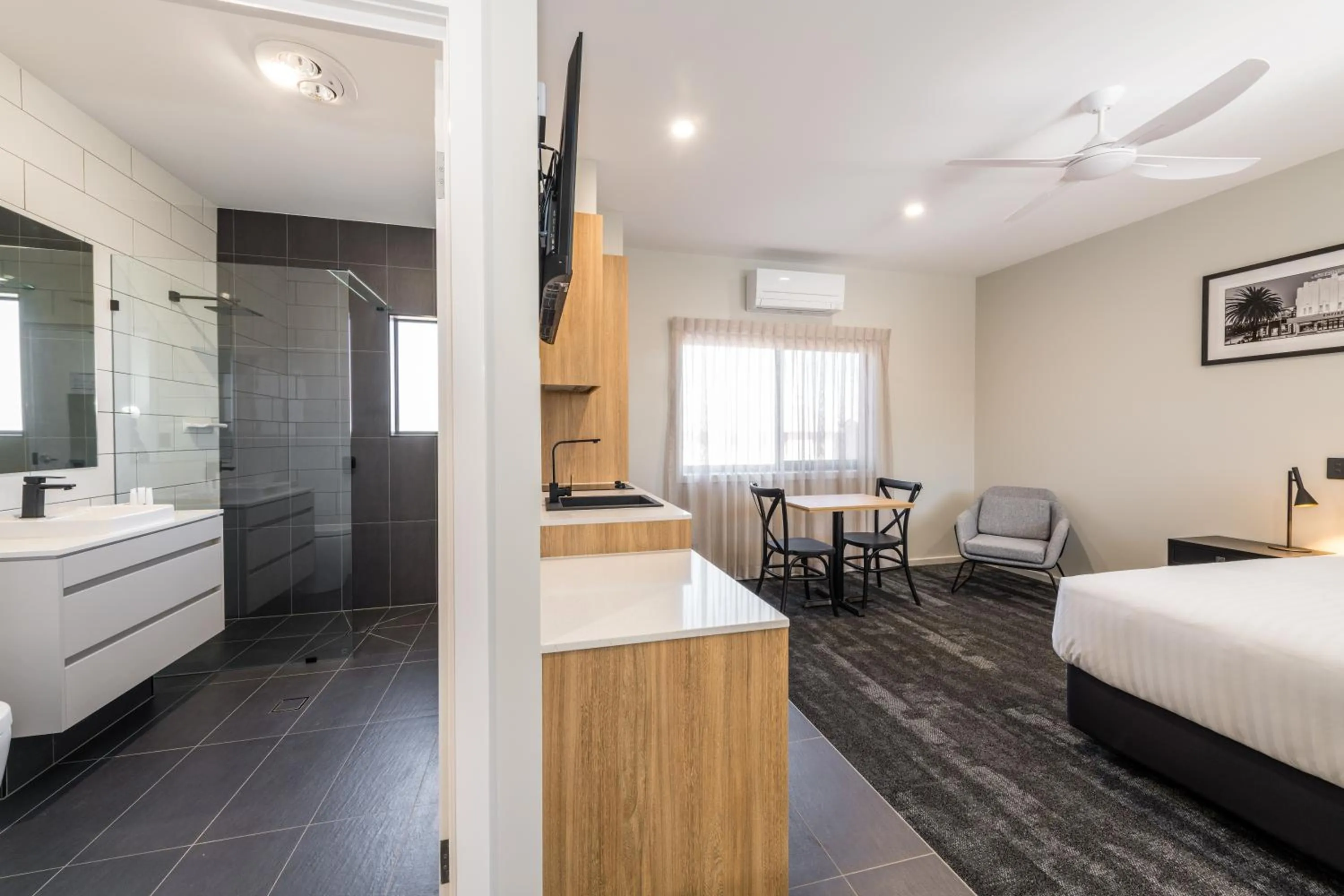 Bed in AVENUE MOTEL APARTMENTS