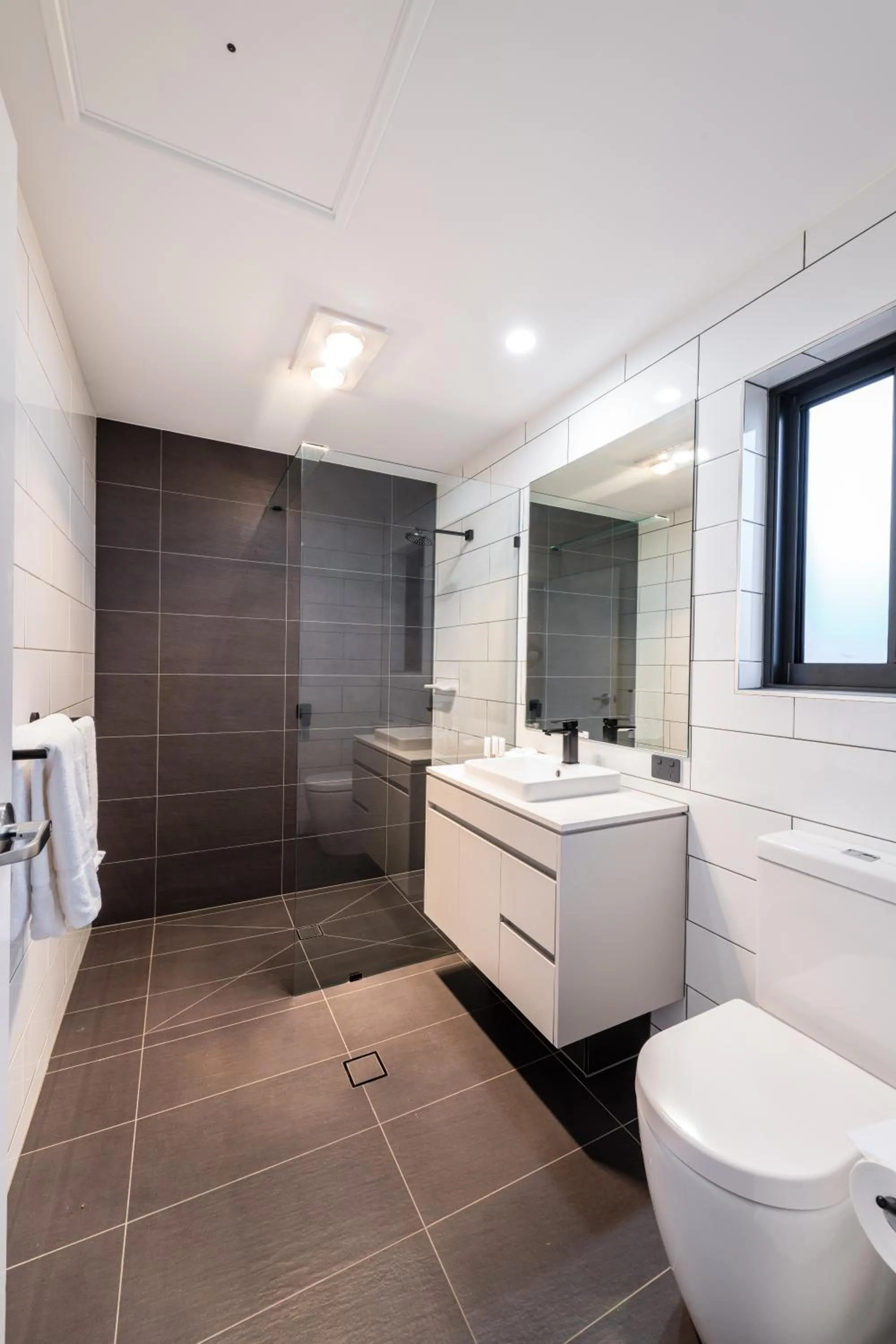 Toilet in AVENUE MOTEL APARTMENTS