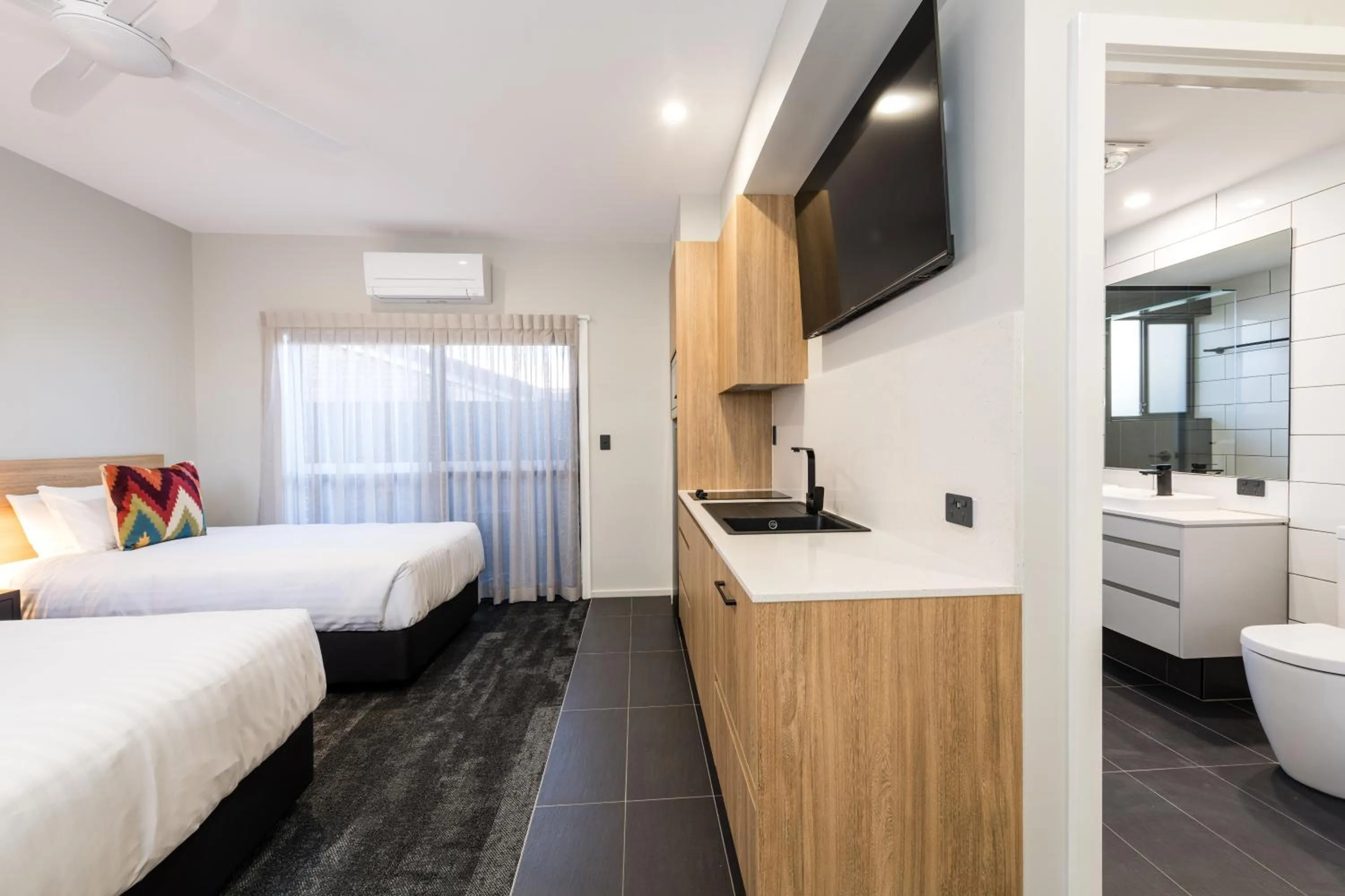 Kitchen or kitchenette, Bed in AVENUE MOTEL APARTMENTS