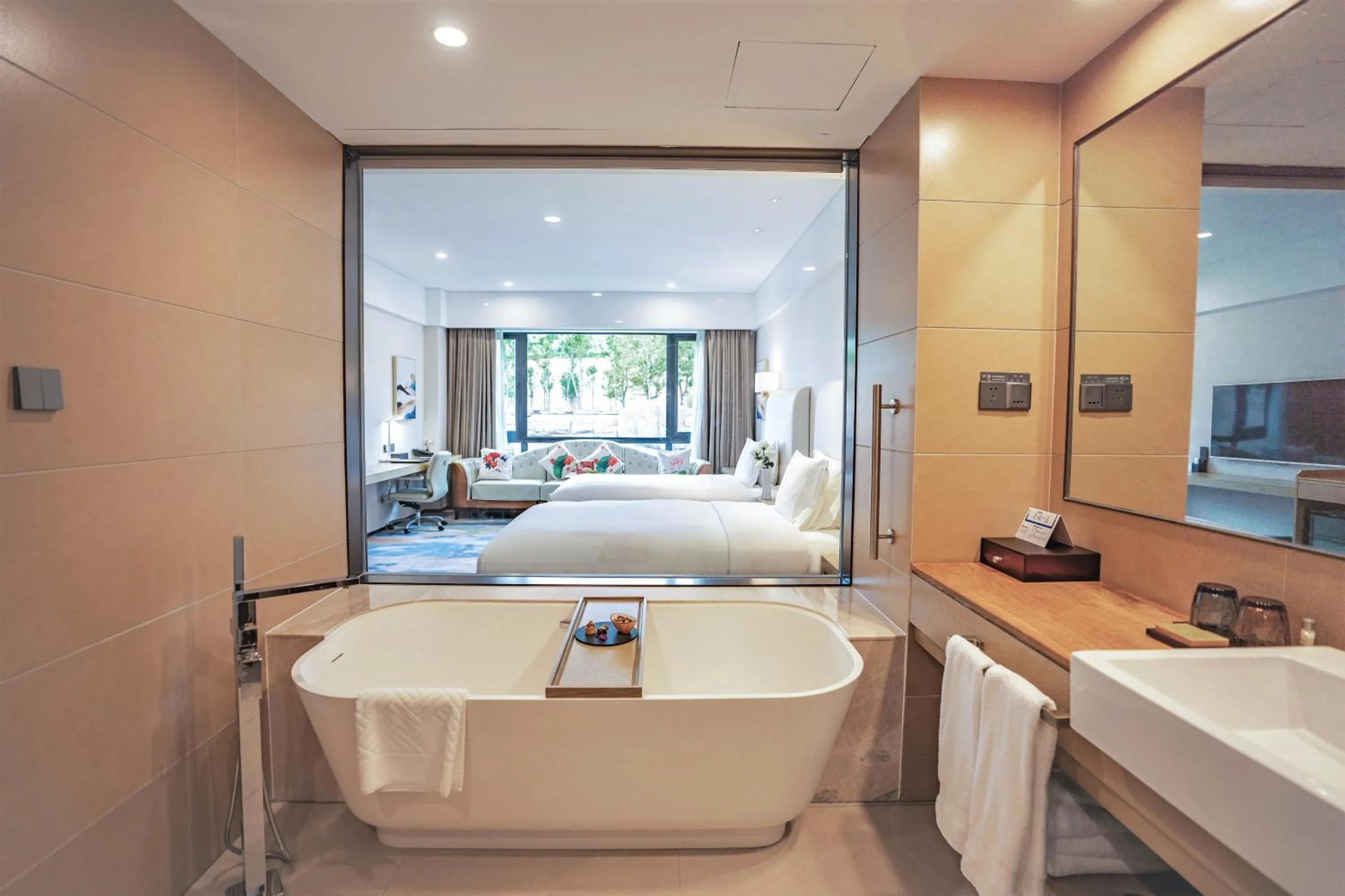 Bathroom, Bed in Hilton Lijiang