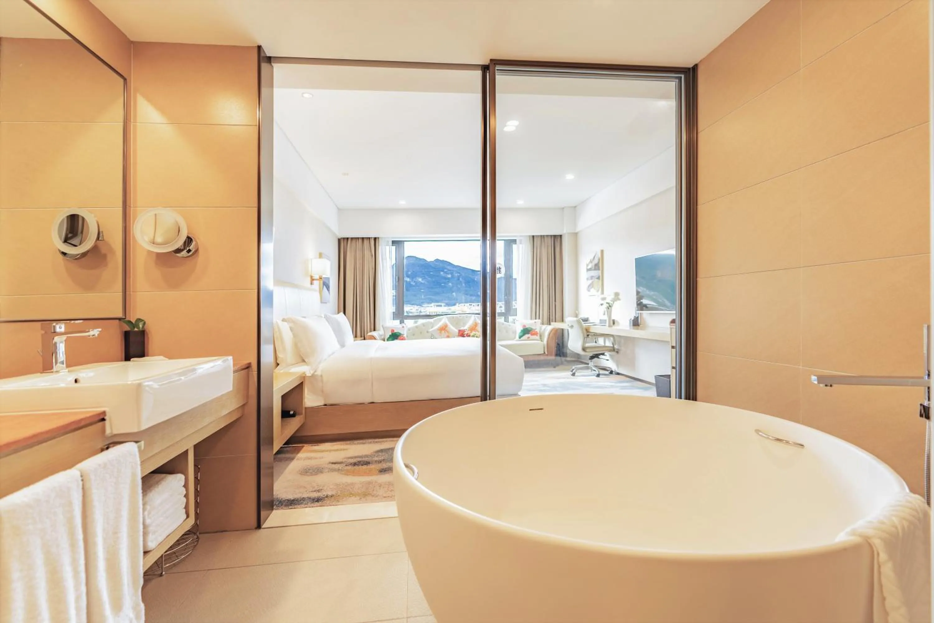 Bathroom, Bed in Hilton Lijiang