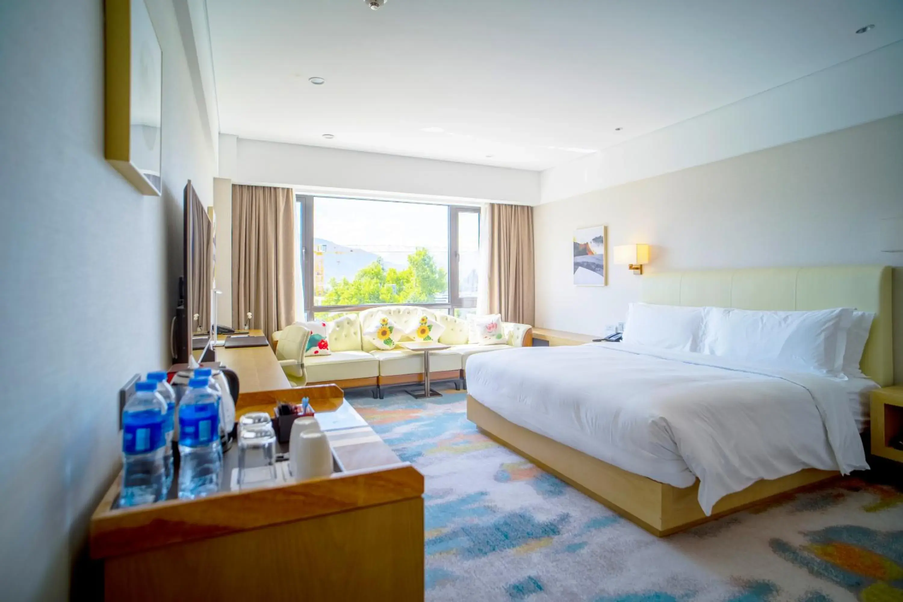 Deluxe King Room with Lake View in Hilton Lijiang Deluxe King Room with Lake View in Hilton Lijiang