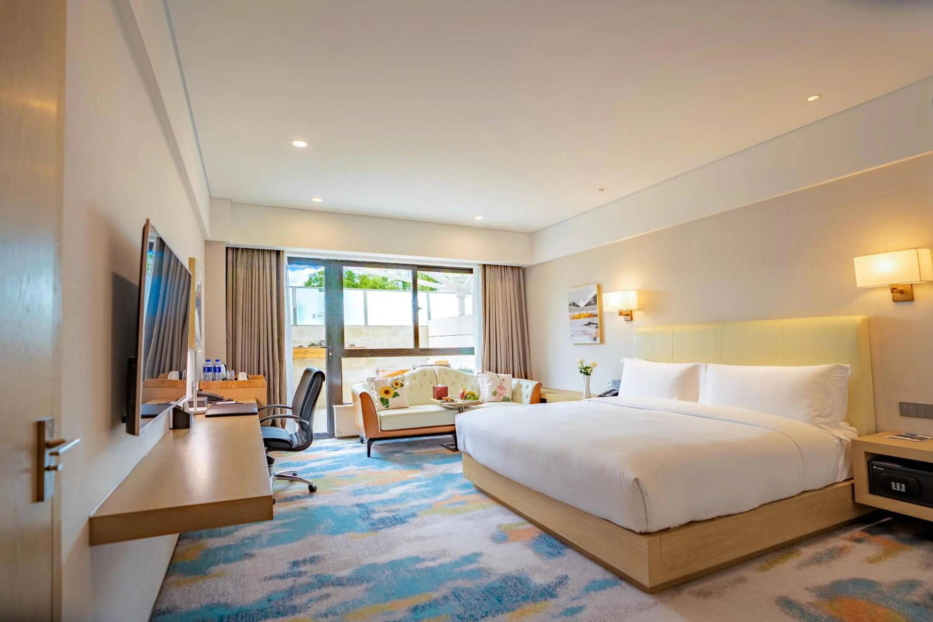 Photo of the whole room, Bed in Hilton Lijiang