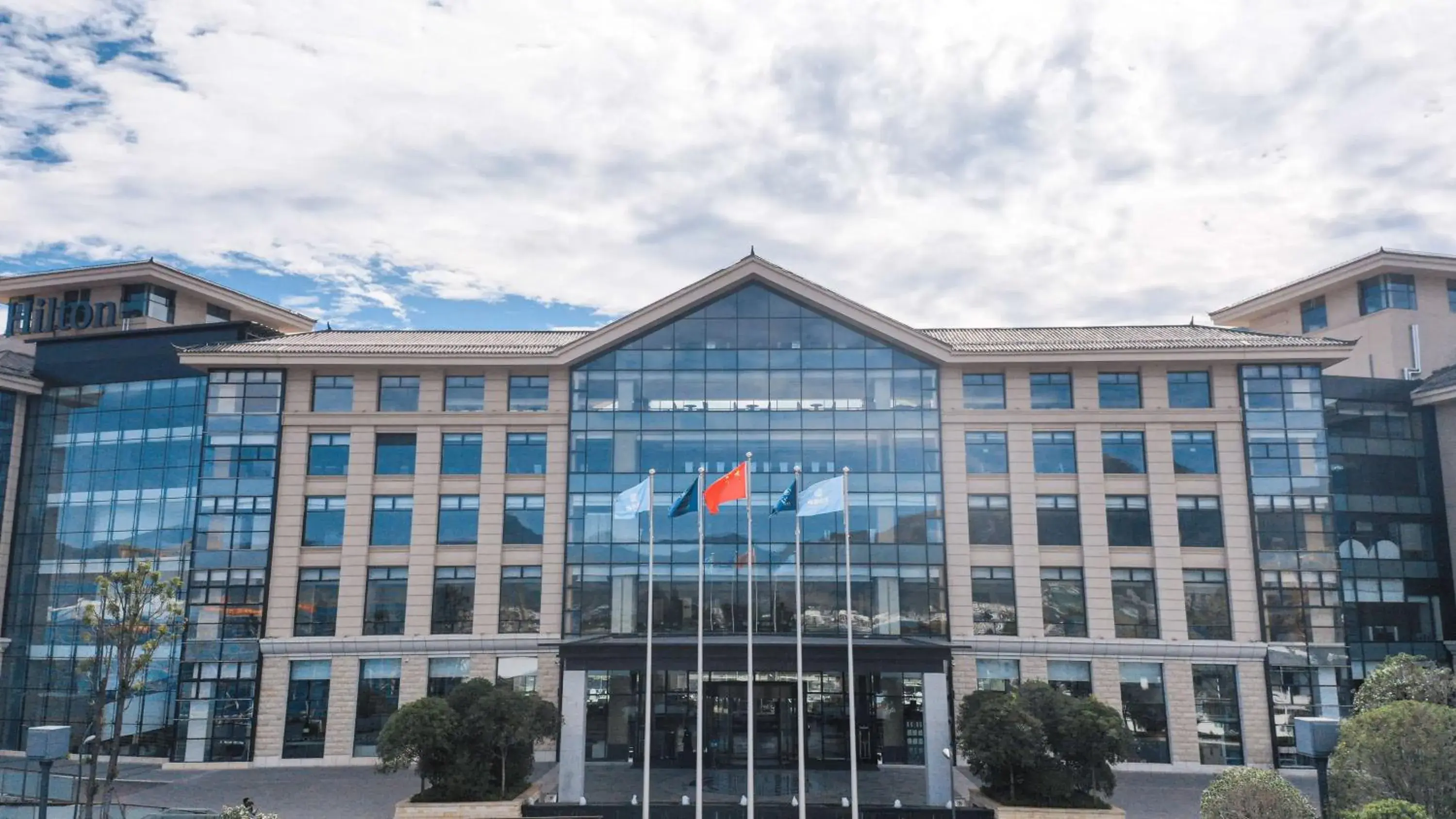 Property building in Hilton Lijiang Property building in Hilton Lijiang