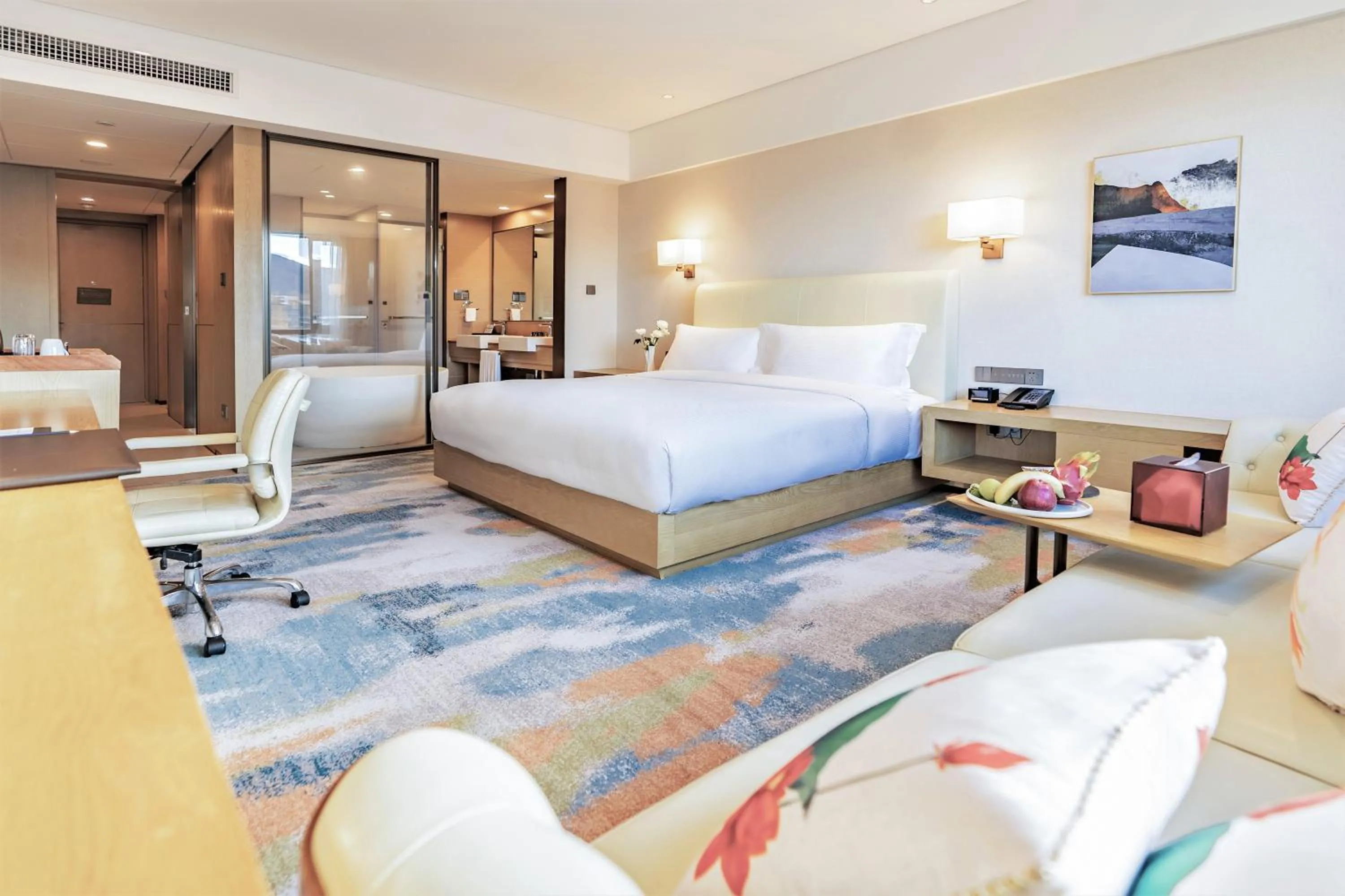 Photo of the whole room, Bed in Hilton Lijiang