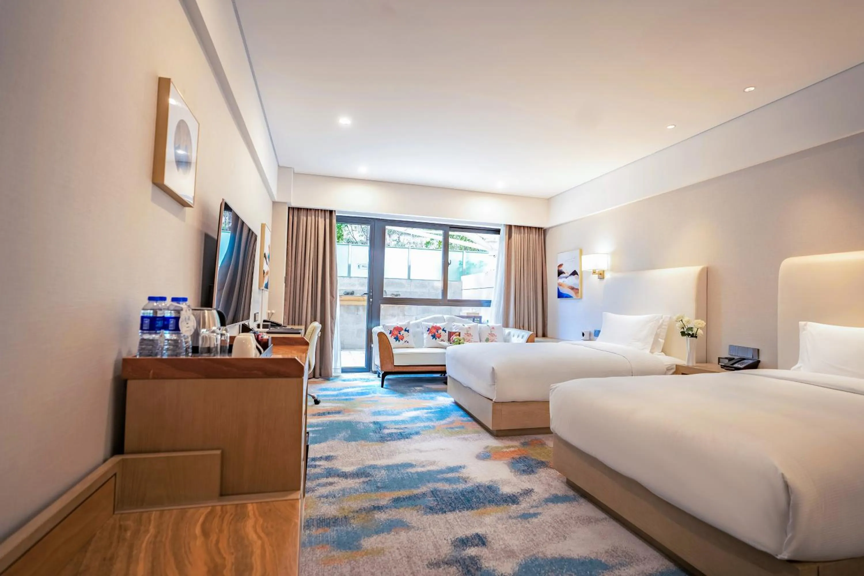 Photo of the whole room, Bed in Hilton Lijiang