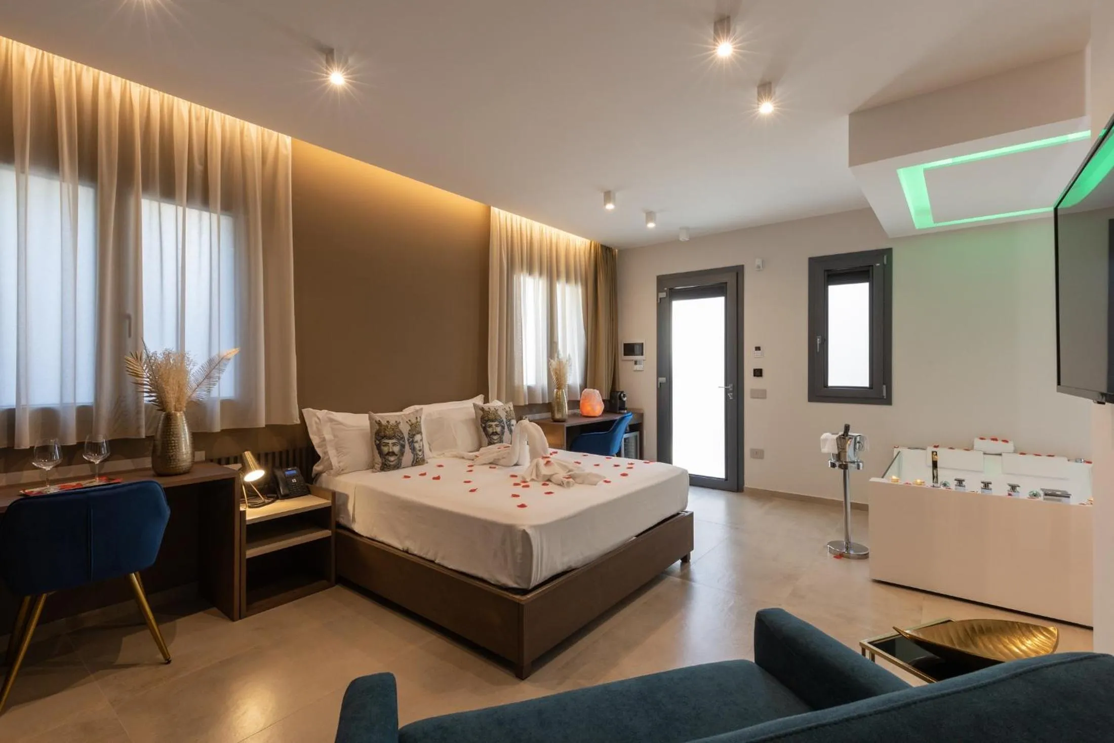 Superior King Suite with Spa Bath in Giafra Luxury Rooms