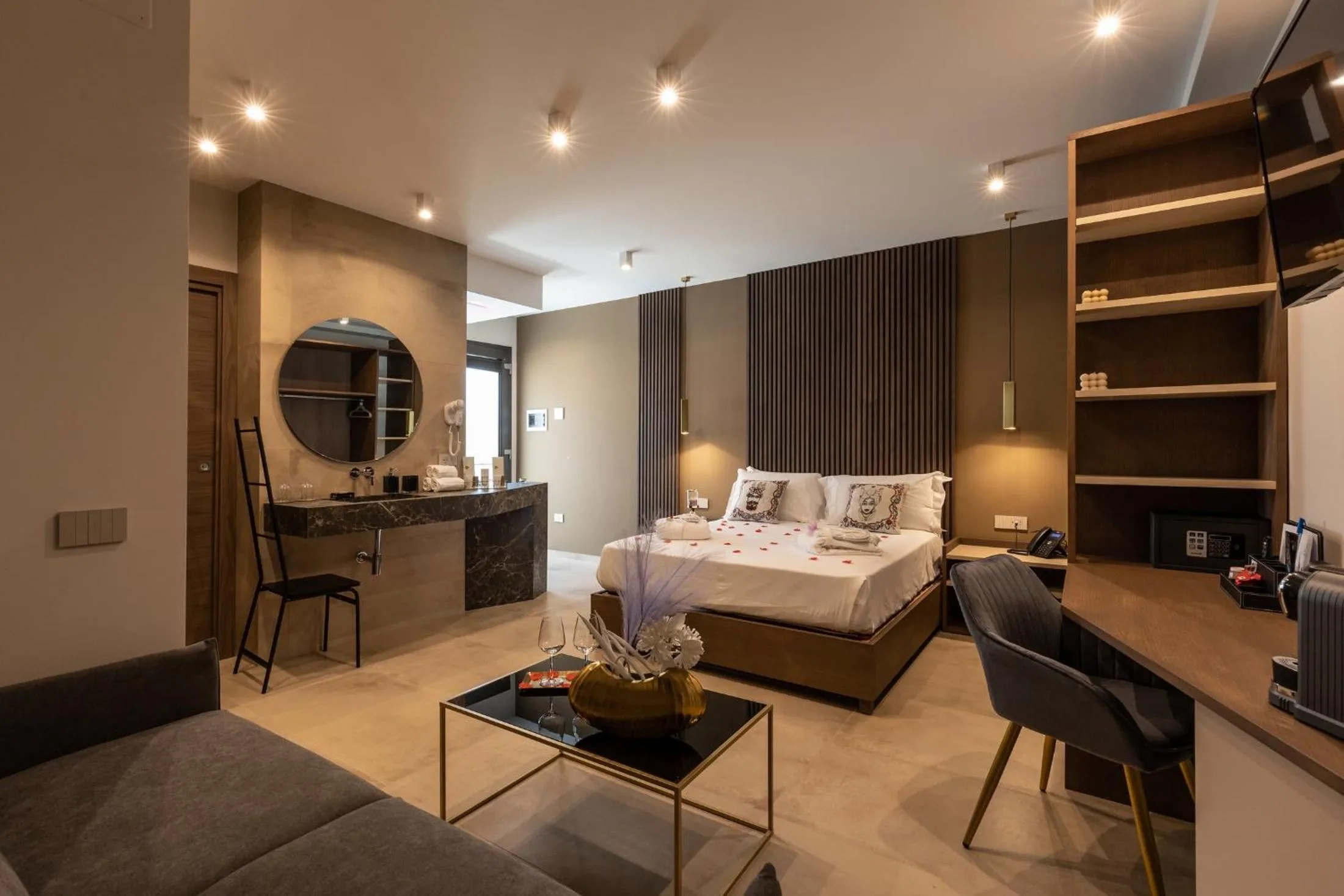 Queen Suite with Spa Bath in Giafra Luxury Rooms