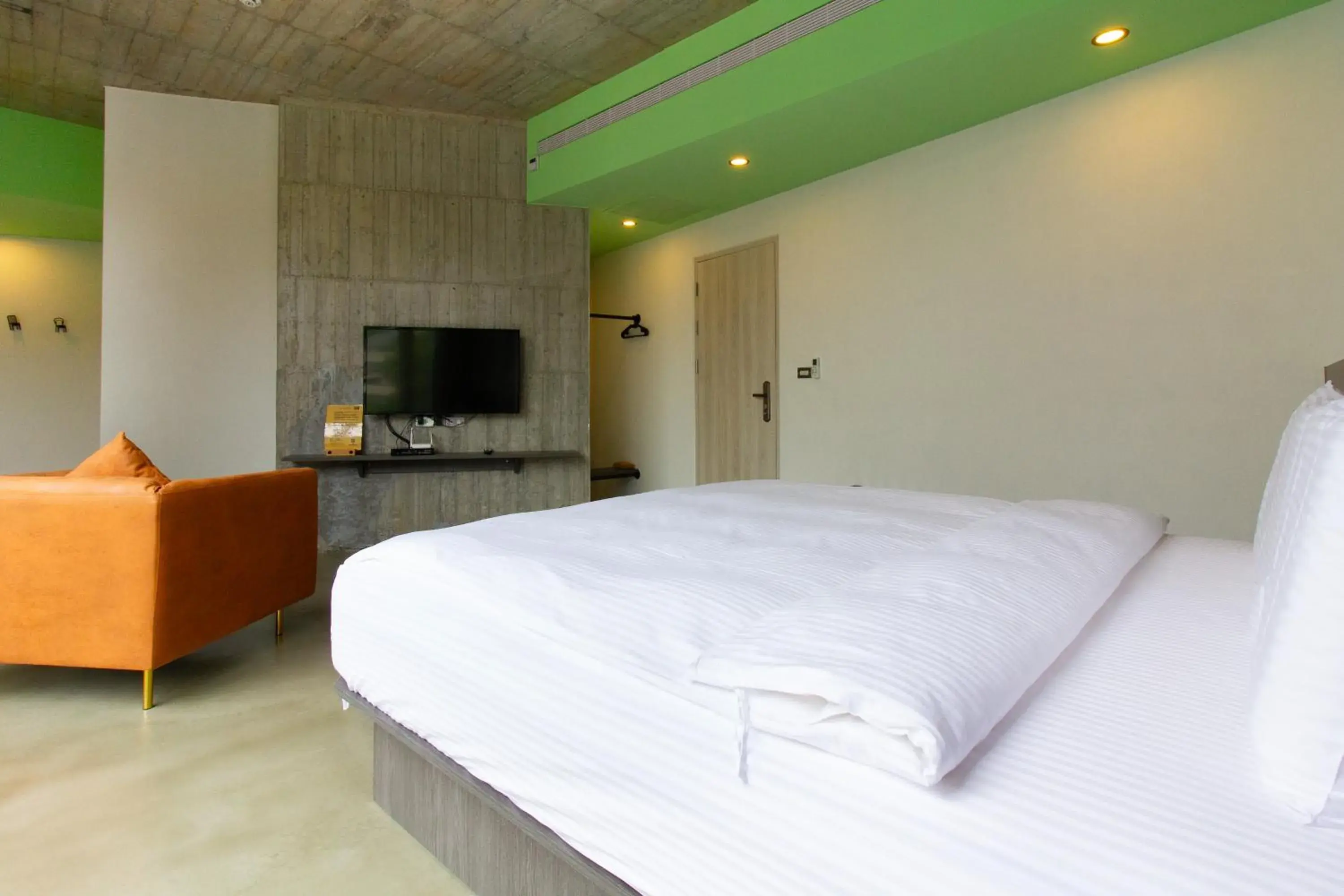 Bed, TV/Entertainment Center in YZ SPA House
