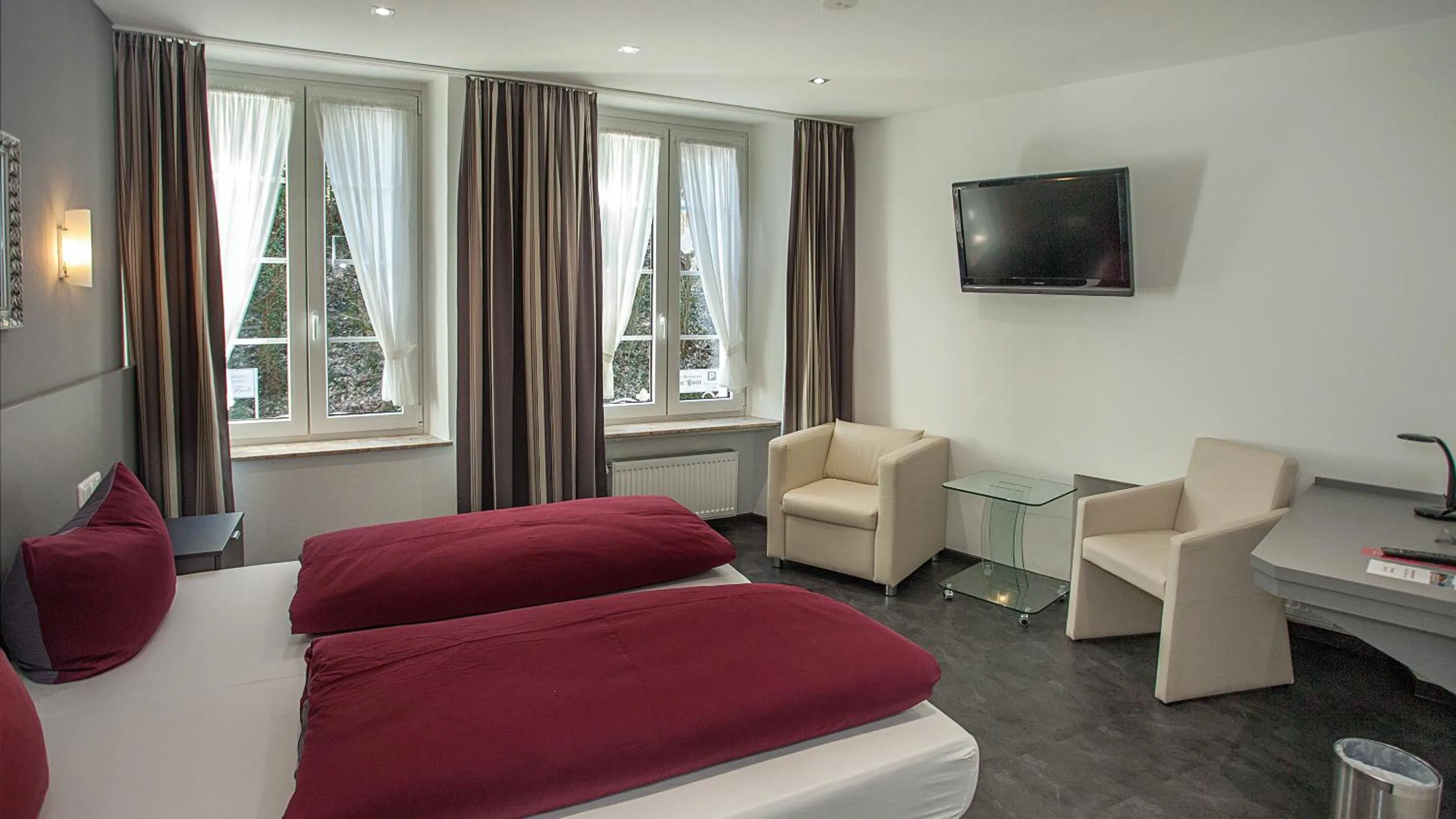 Bathroom, Bed in Hotel Zur Post