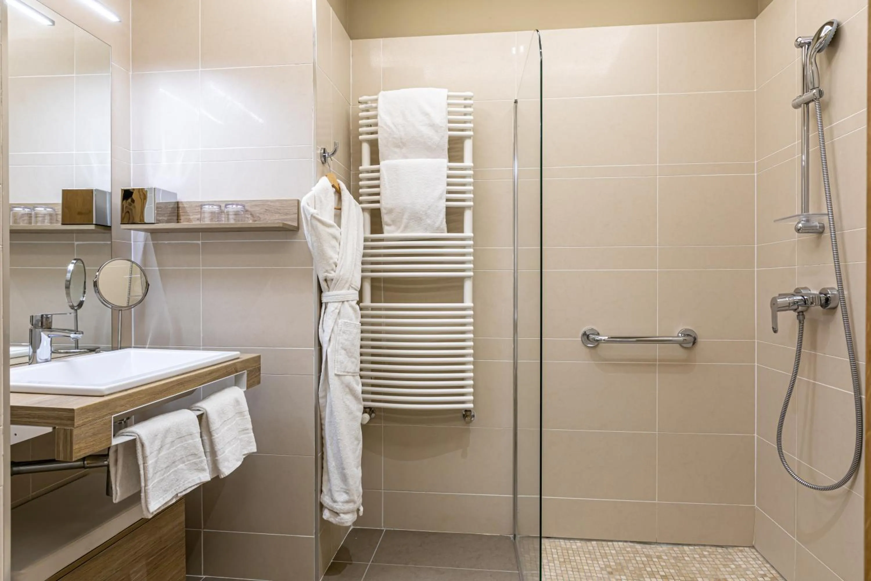 Shower in Les Jardins de St Cloud