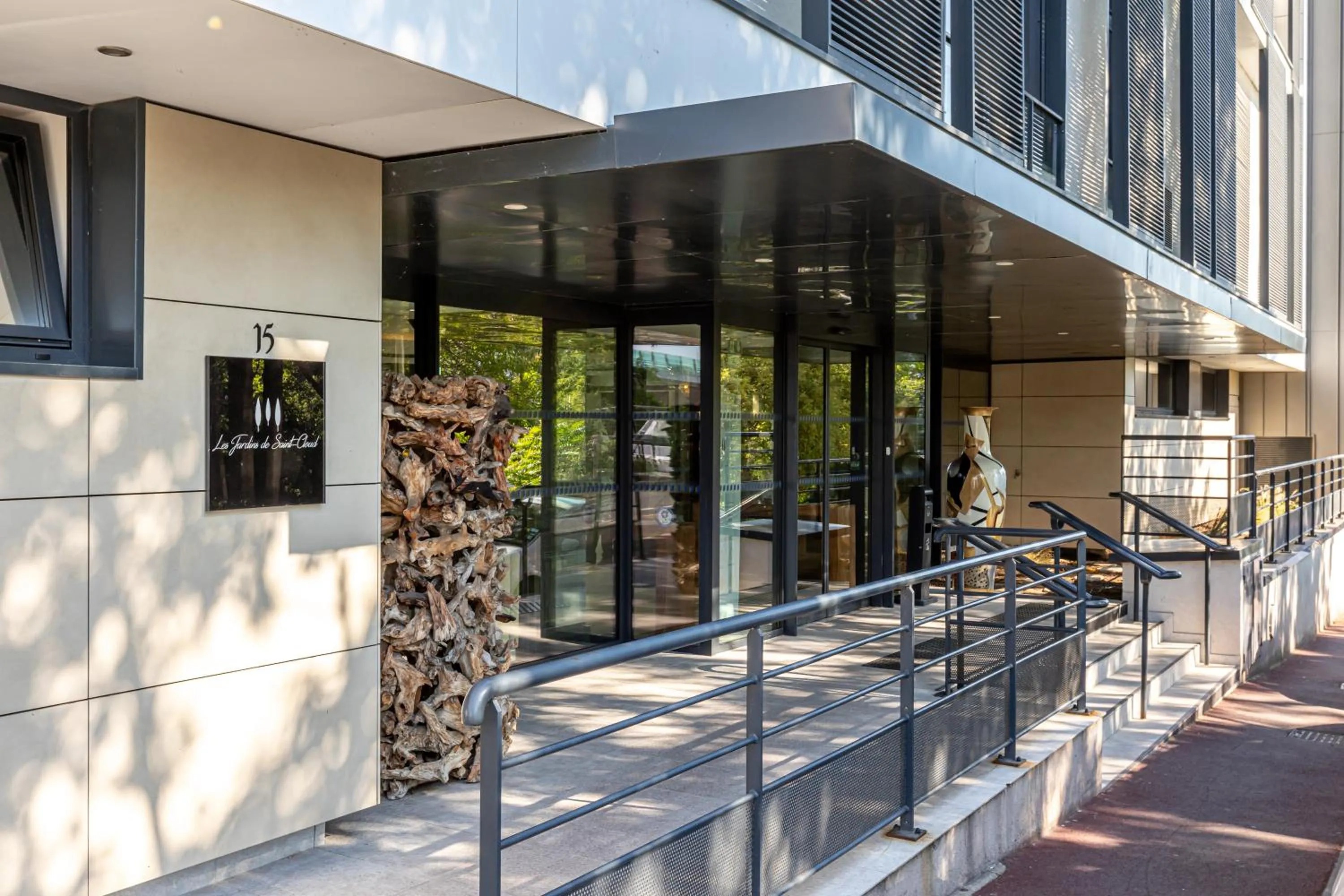 Facade/entrance in Les Jardins de St Cloud