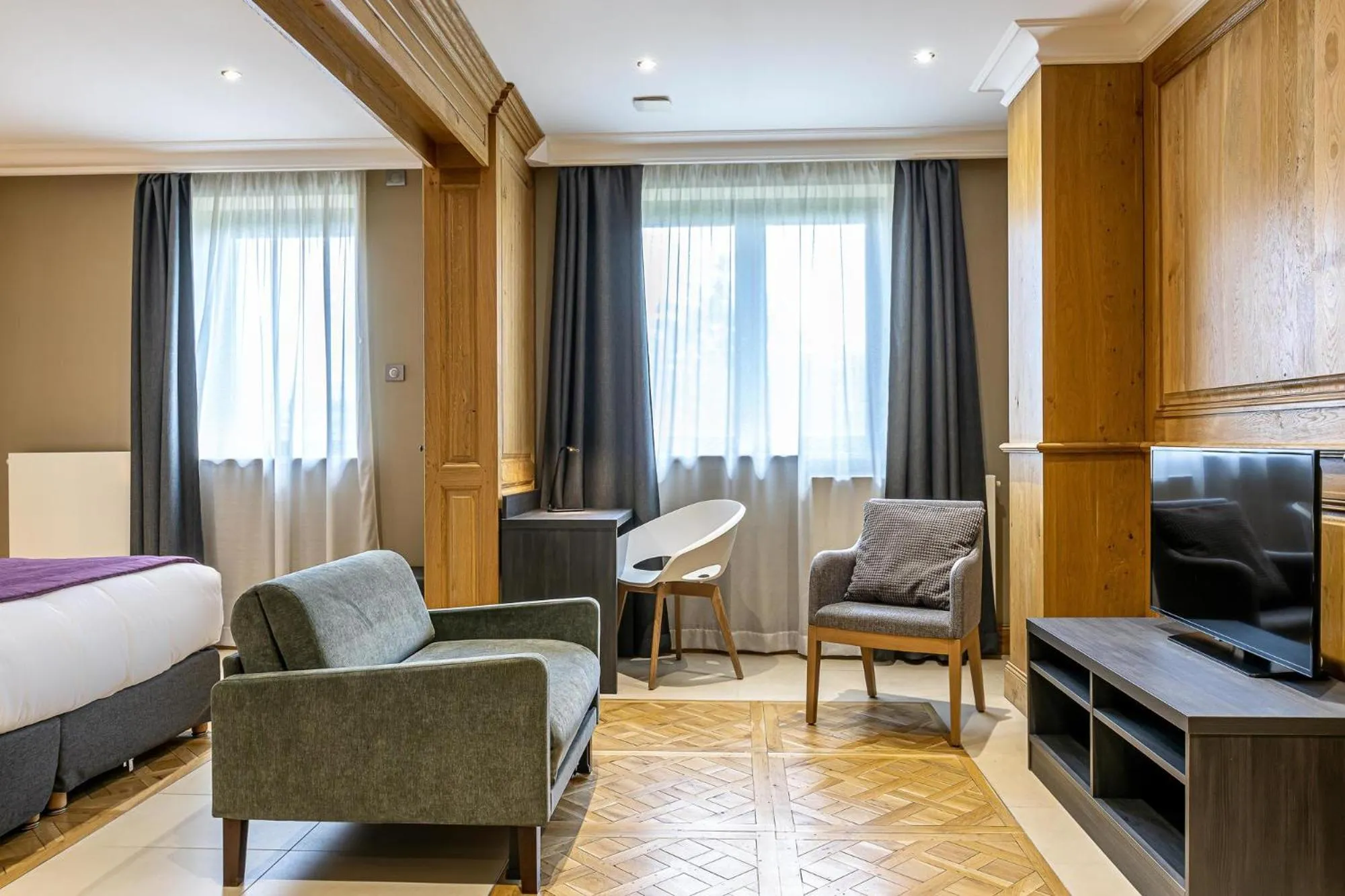 Photo of the whole room, Bed in Les Jardins de St Cloud