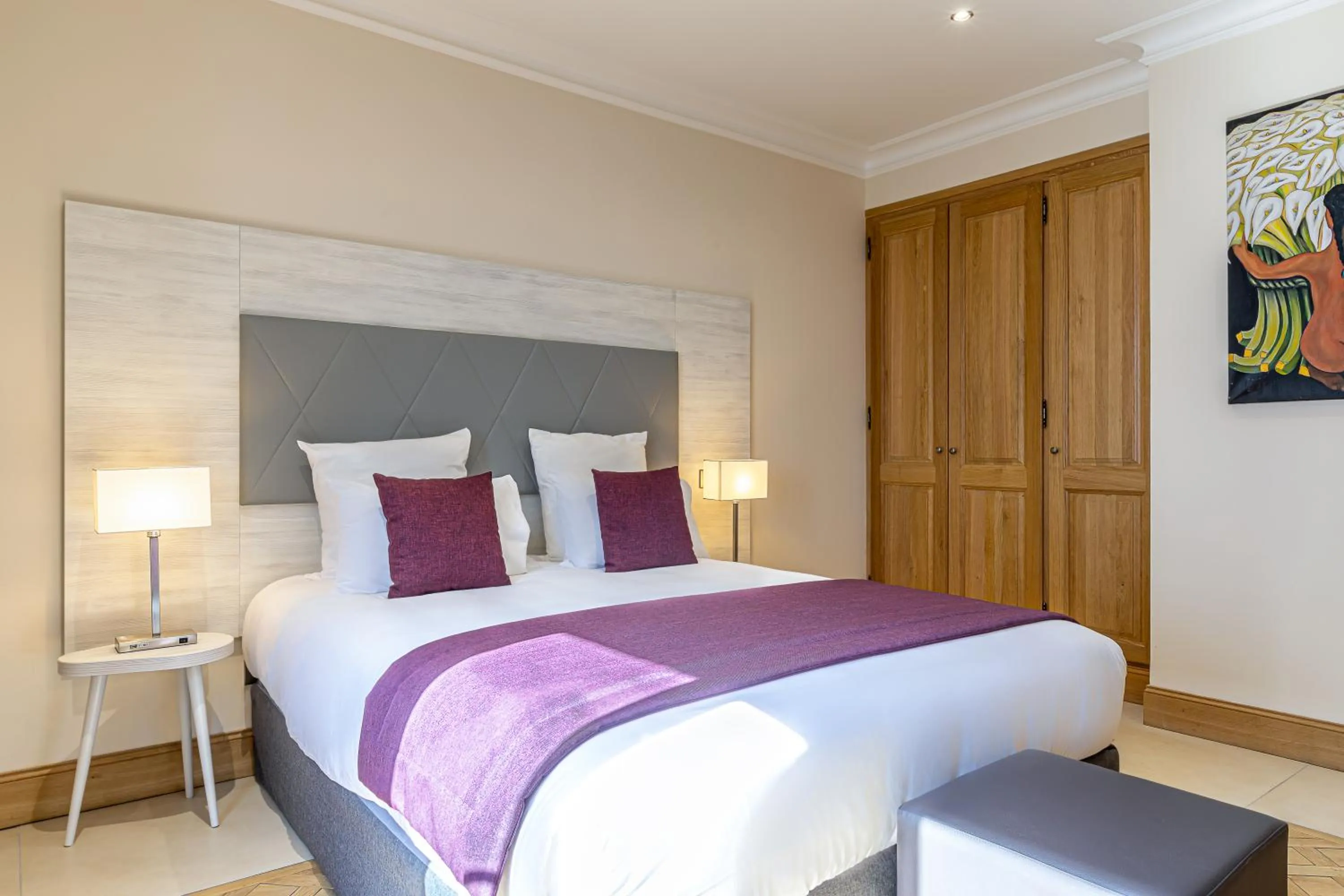 Bedroom, Bed in Les Jardins de St Cloud