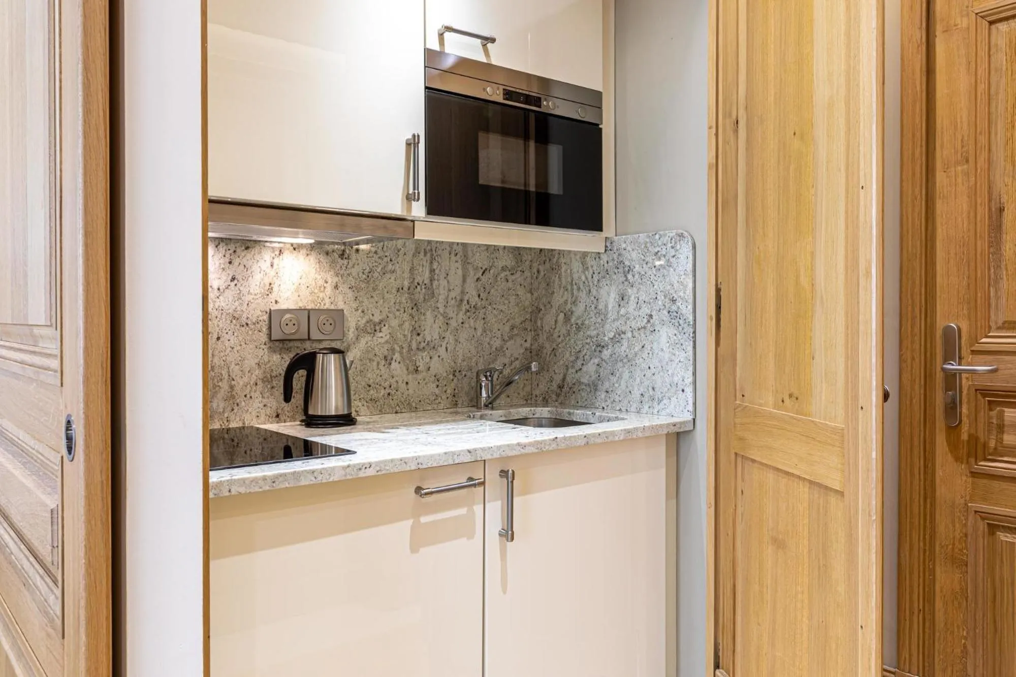 Toilet in Les Jardins de St Cloud