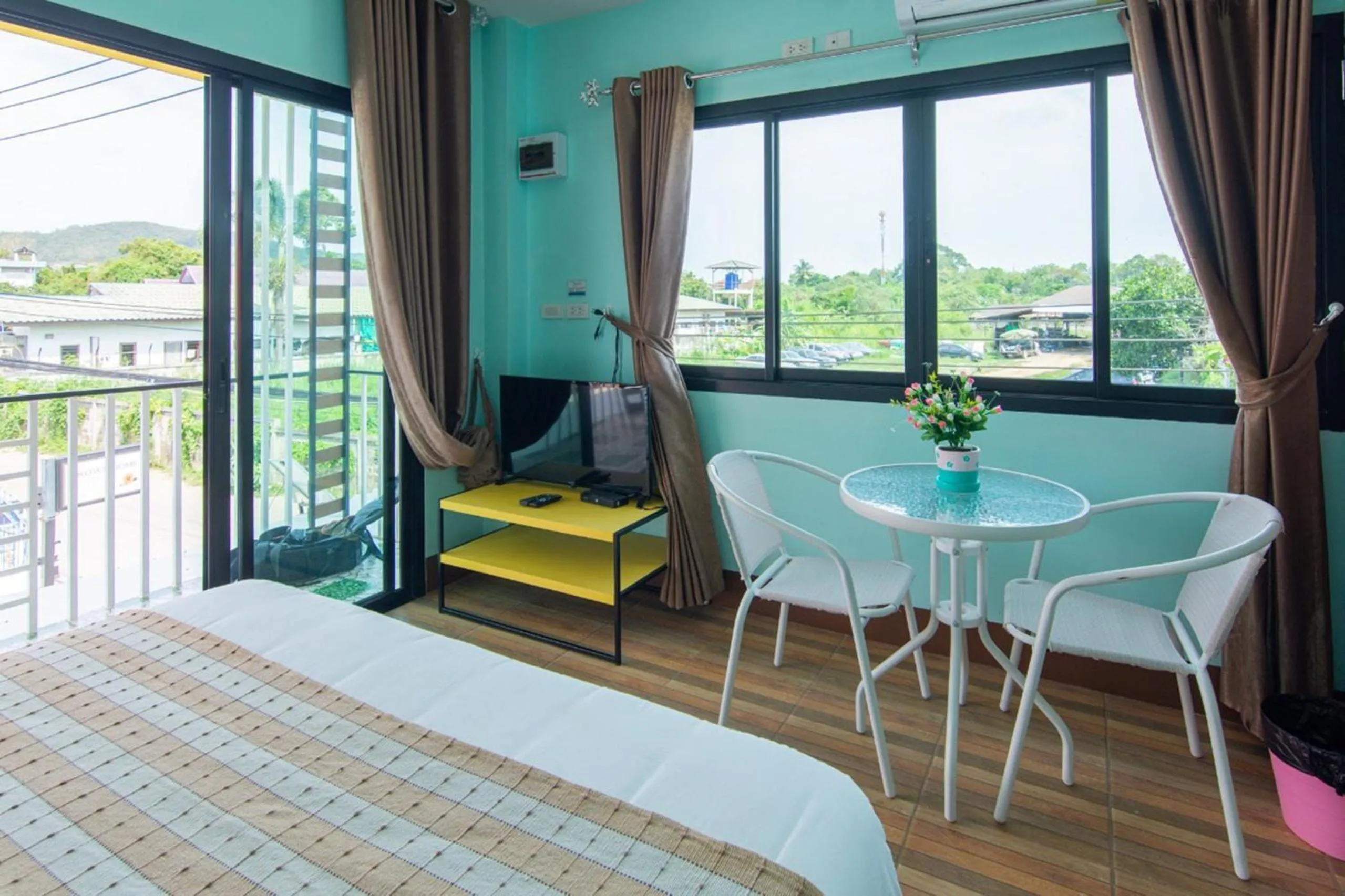 Dining area, Bed in Brown Home Sattahip @ 19