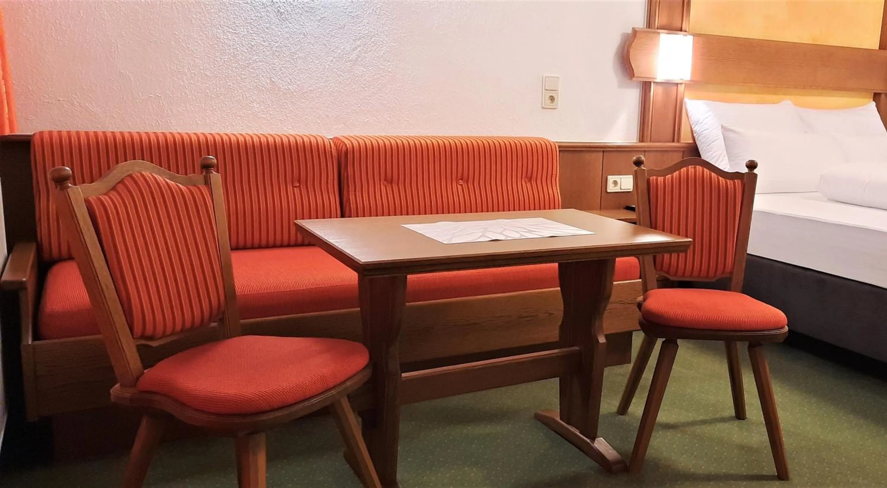 Seating area, Bed in Hotel Garni Belvedere