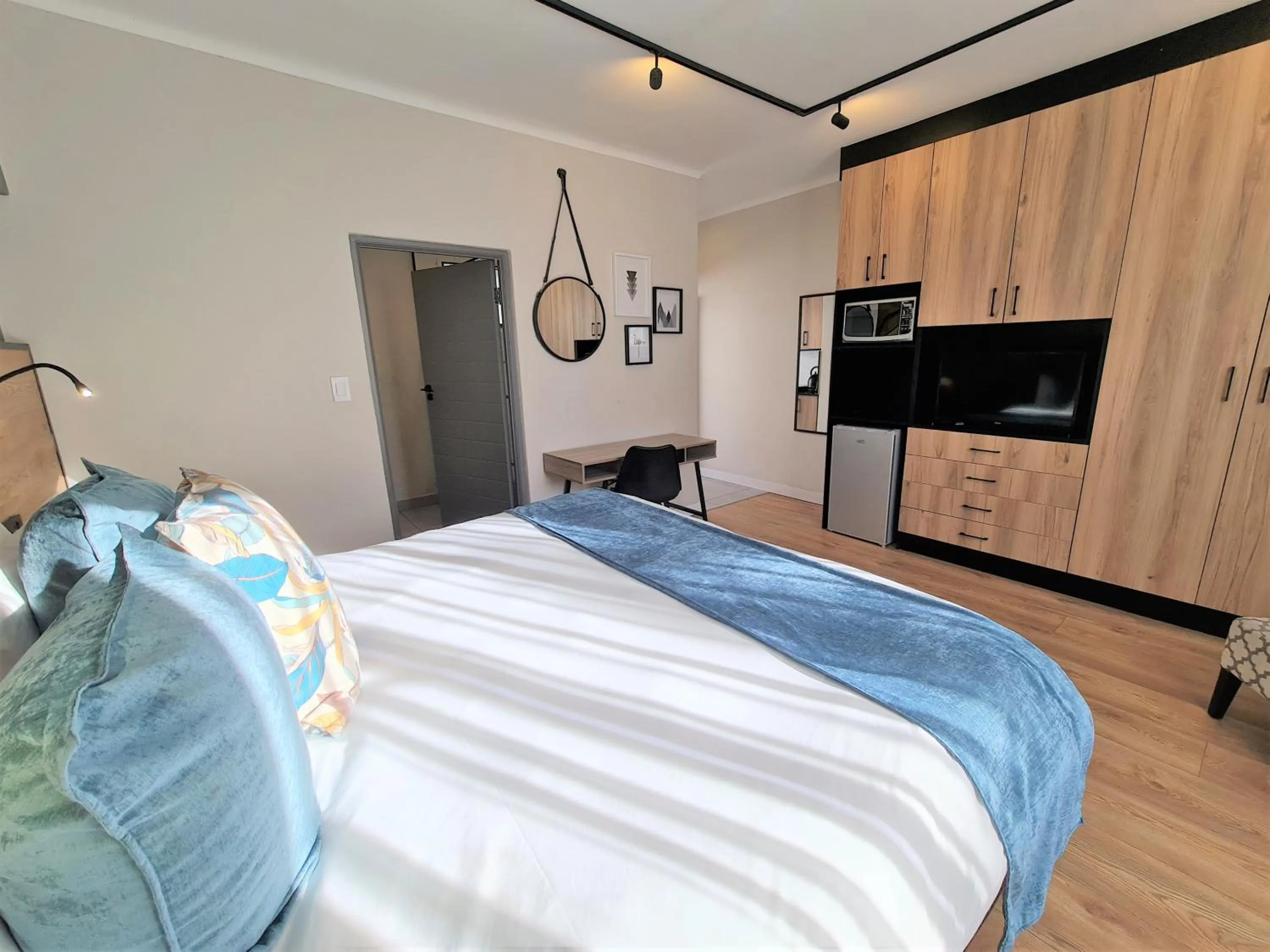 Bedroom, Bed in MINT Hotel 84 on Katherine