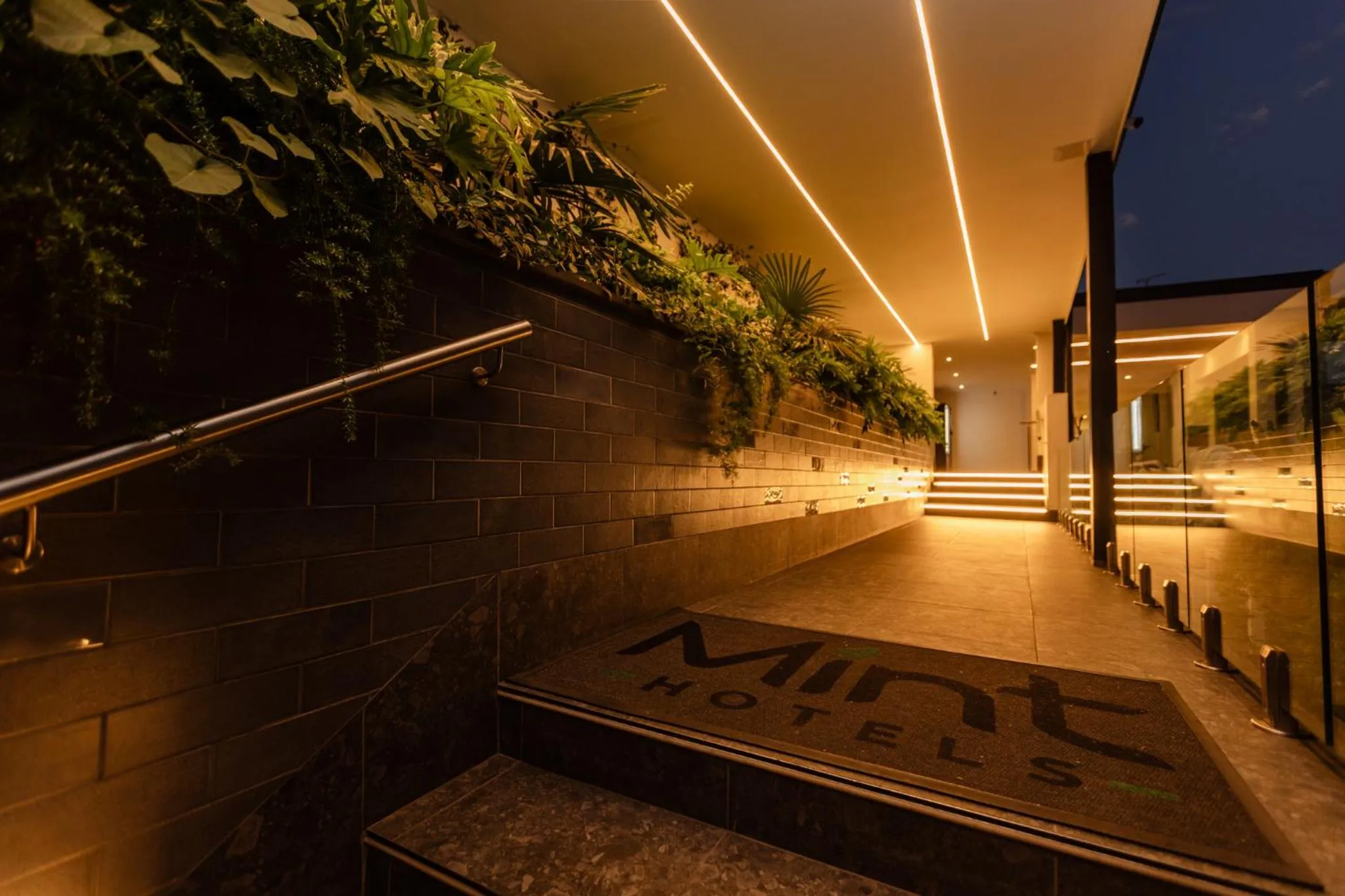 Facade/entrance in MINT Hotel 84 on Katherine