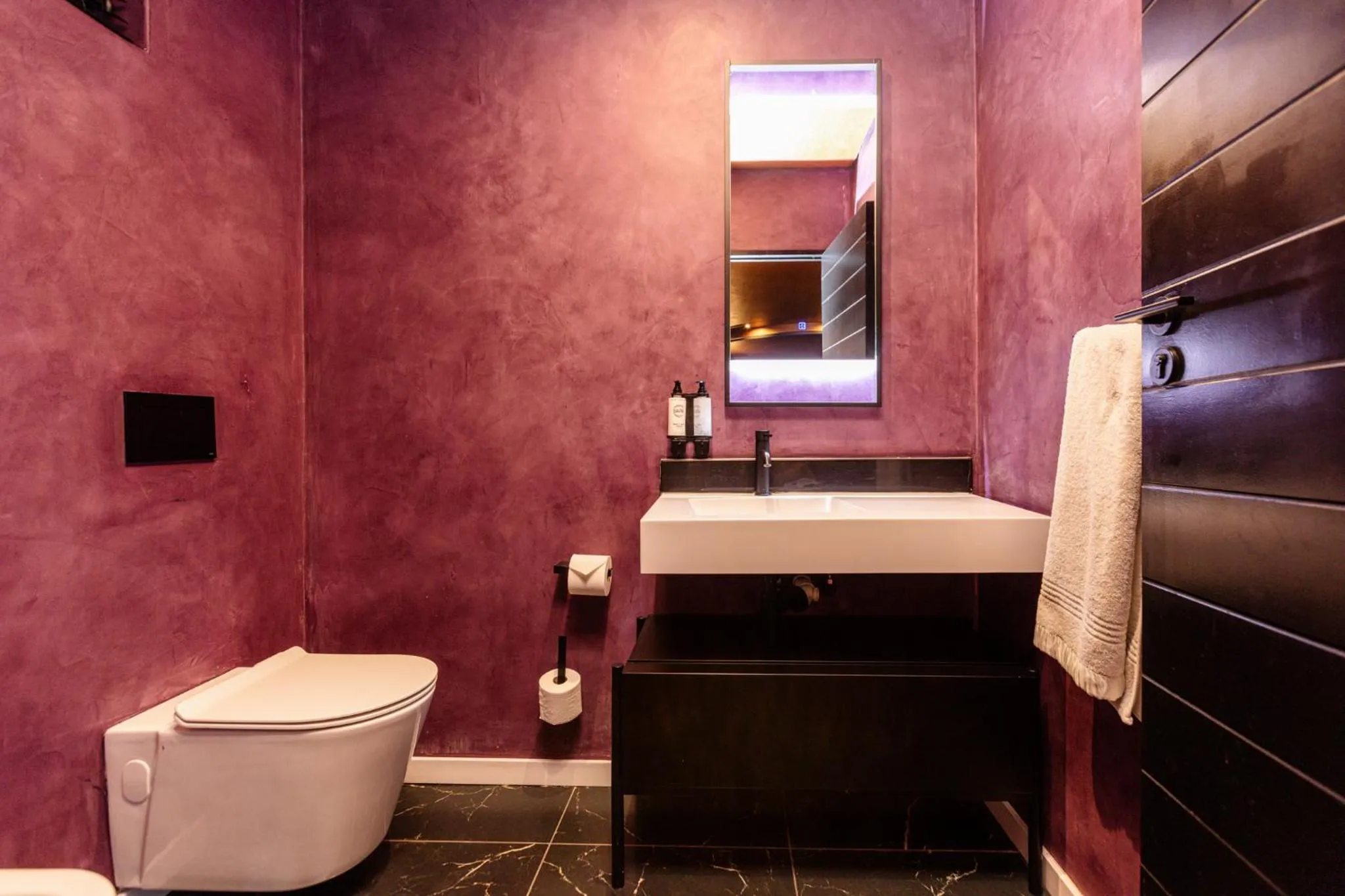 Toilet in MINT Hotel 84 on Katherine