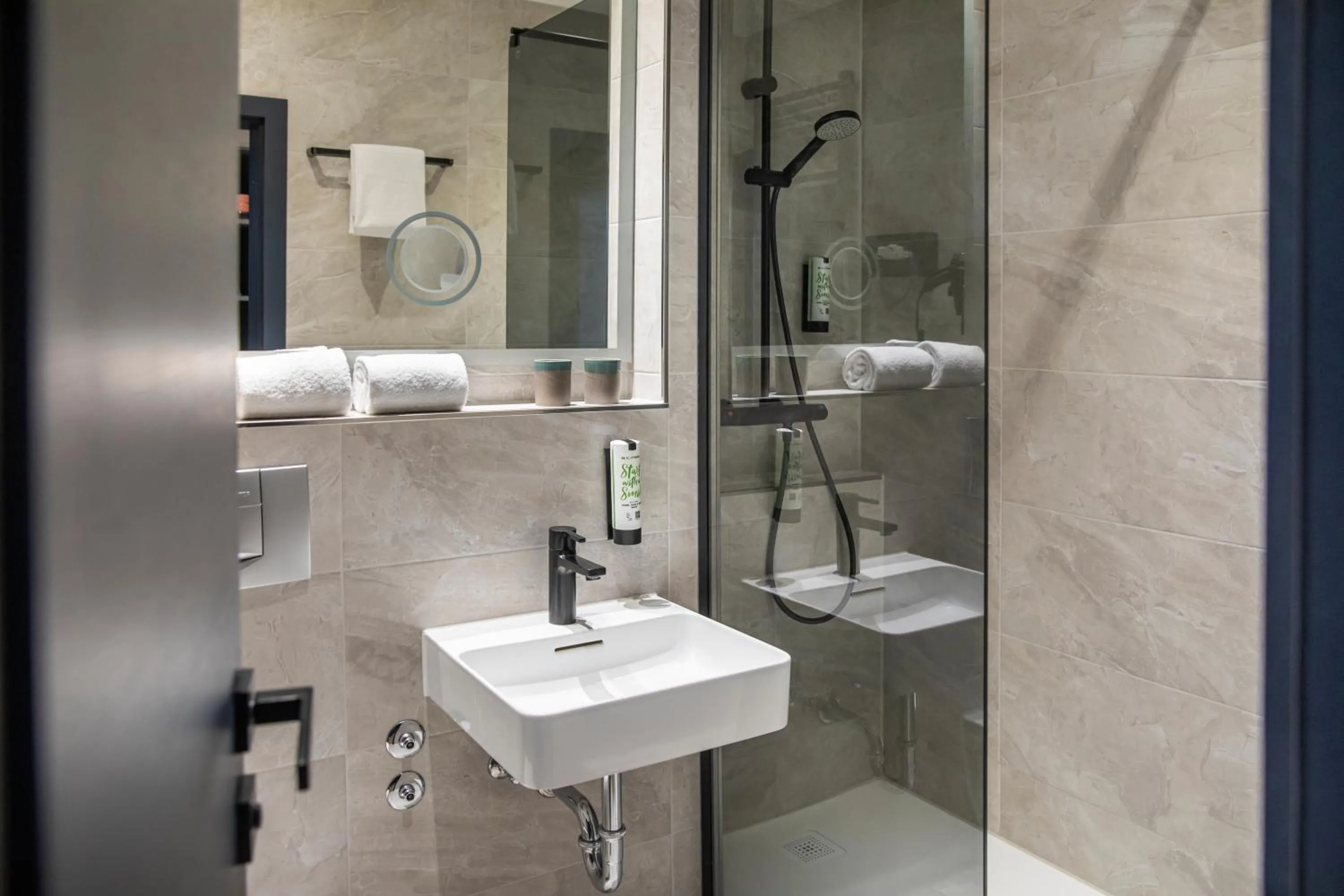 Bathroom in Roomingtons City Waldkirchen